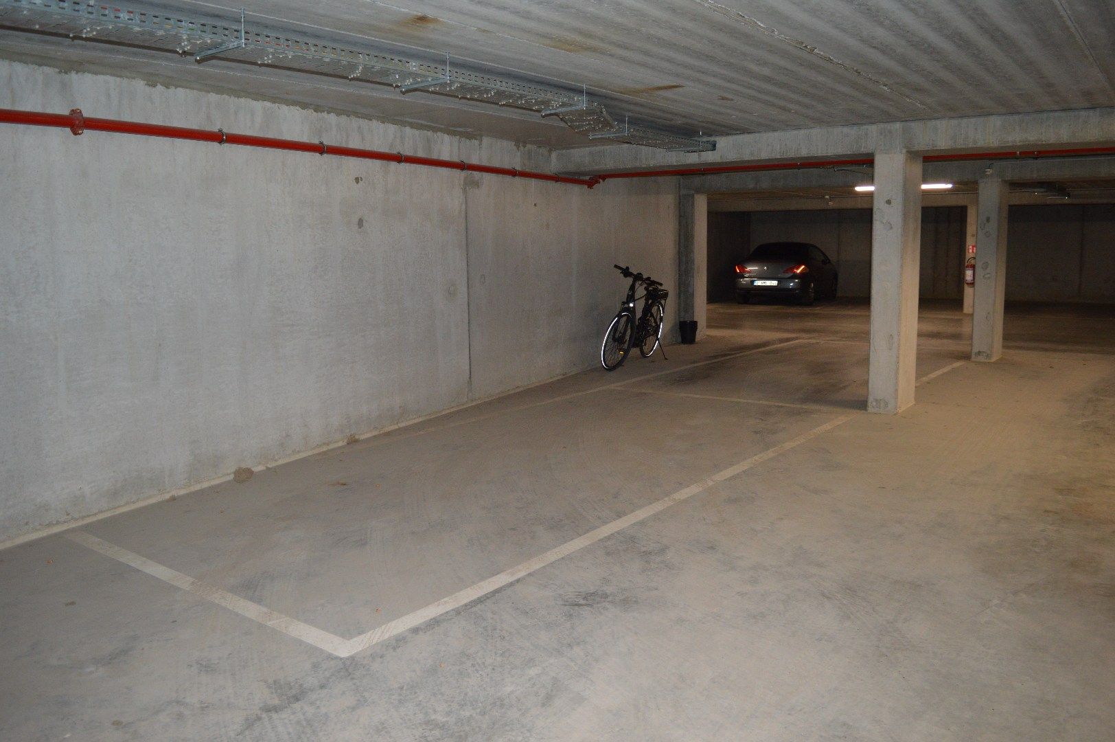 Autostandplaats in Harelbeke foto {{pictureIndex}}