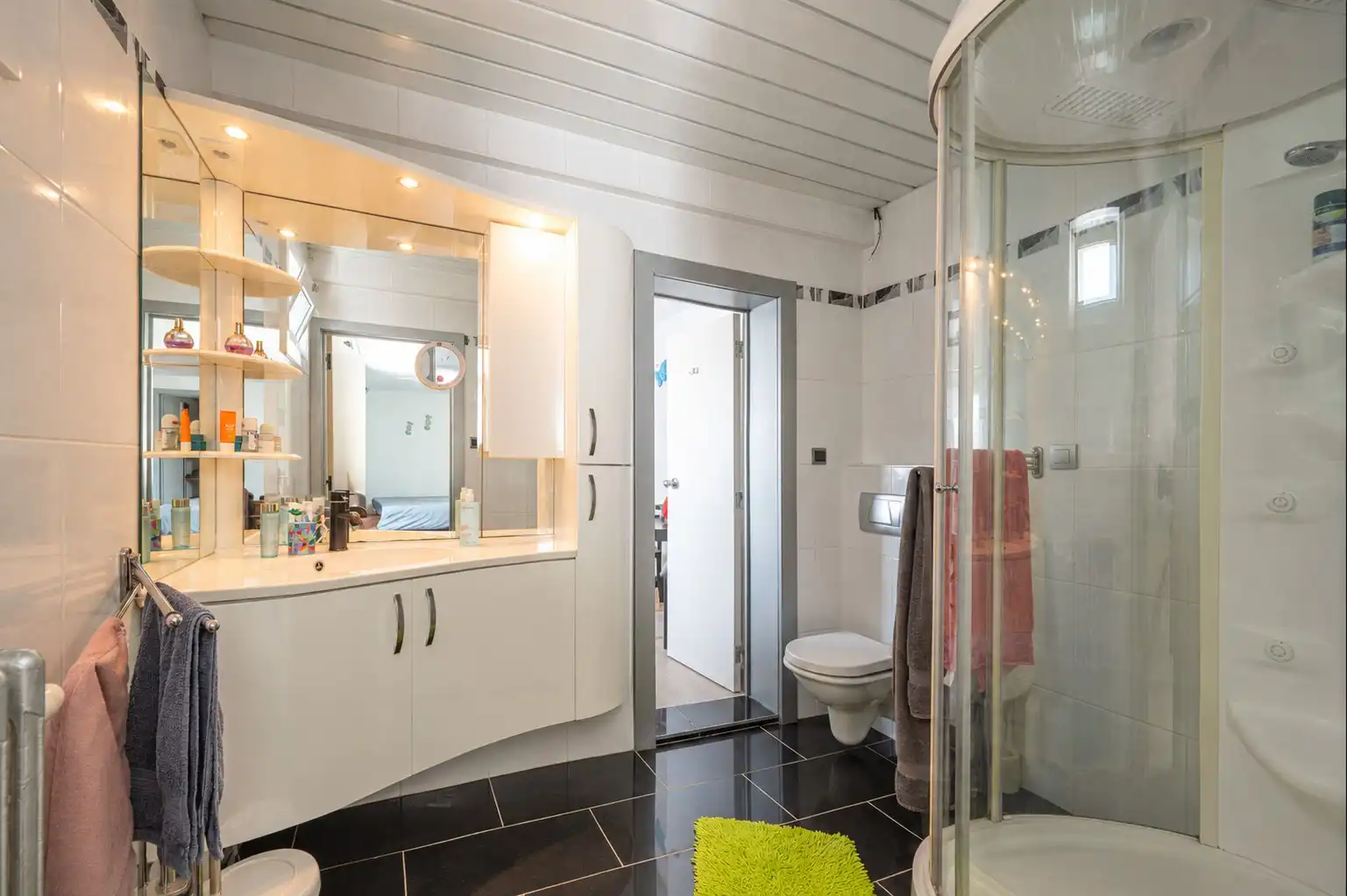 TE KOOP – Verhuurde B&B met 7 kamers én privé-woonst voor uitbaters in hartje De Haan. foto 12
