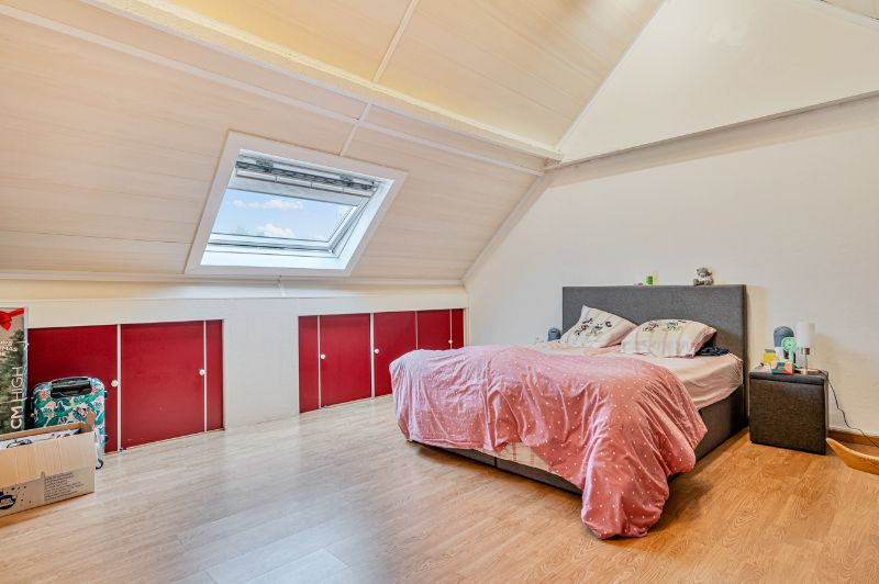 Mooie woning met 3 slaapkamers en grote tuin foto 5