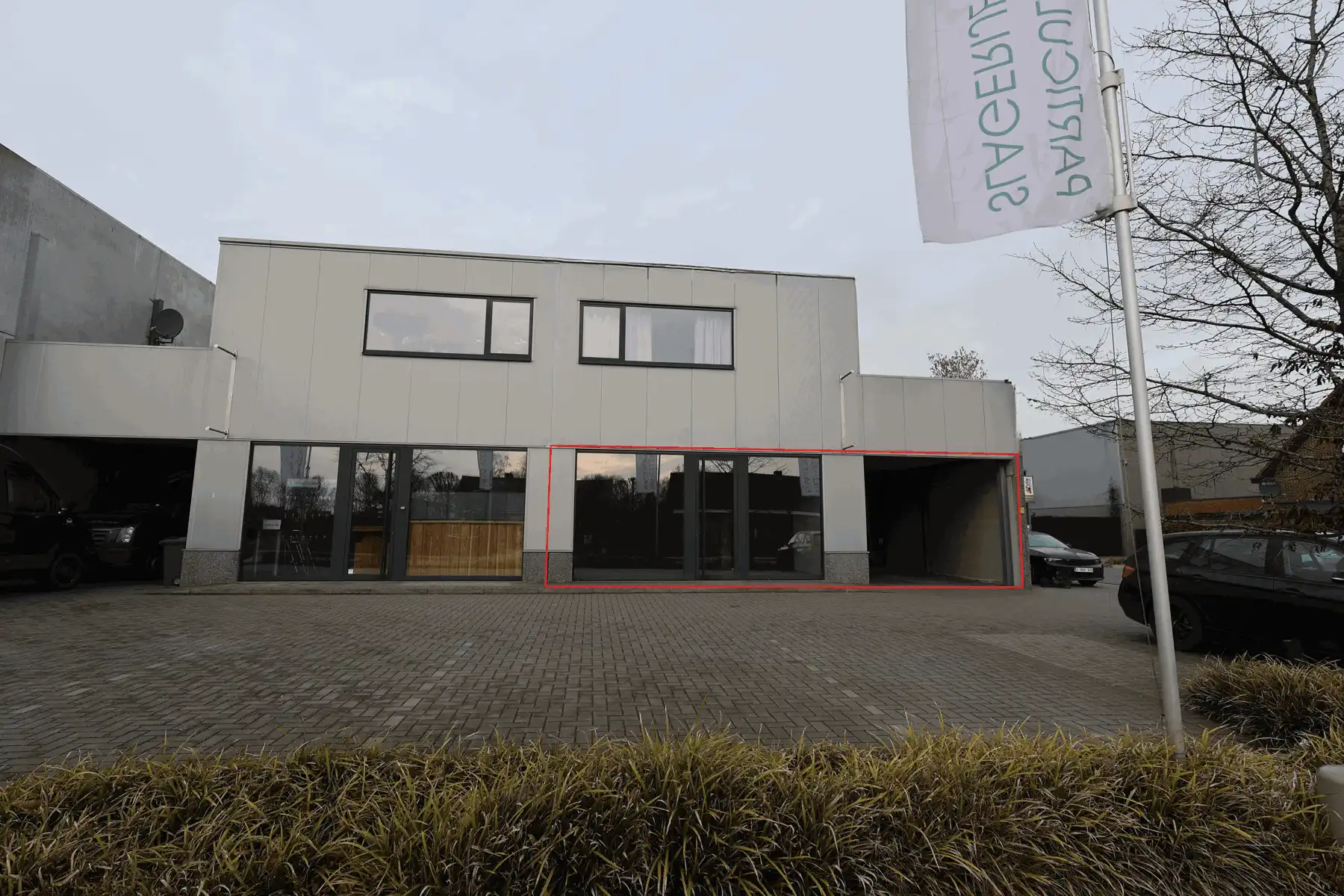 Opslagruimte/ winkelruimte van ca 200 m² op bedrijventerrein De Mil. foto {{pictureIndex}}