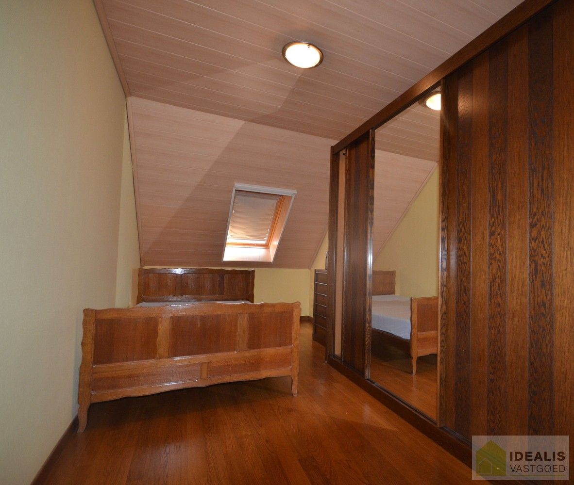 IDEALIS VASTGOED – Charmante, instapklare woning in een groene, rustige omgeving in hartje Hechtel (Hechtel-Eksel) met +-370m² bewoonbare oppervlakte! Deze gezellige woning biedt een aangename leefruimte, maar liefst 5 slaapkamers, 2 badkamers, een praktische indeling én een ruime tuin waar je volop kan genieten van het uitzicht. Het pand bevindt zich op een mooi breed perceel en is ideaal voor wie houdt van rust en privacy, maar toch een vlotte verbinding wenst naar omliggende gemeenten en steden. foto 27