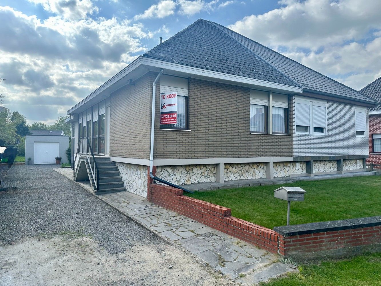 Hoofdfoto van de publicatie: Half open bebouwing 2 slaapkamers, garage en tuin.