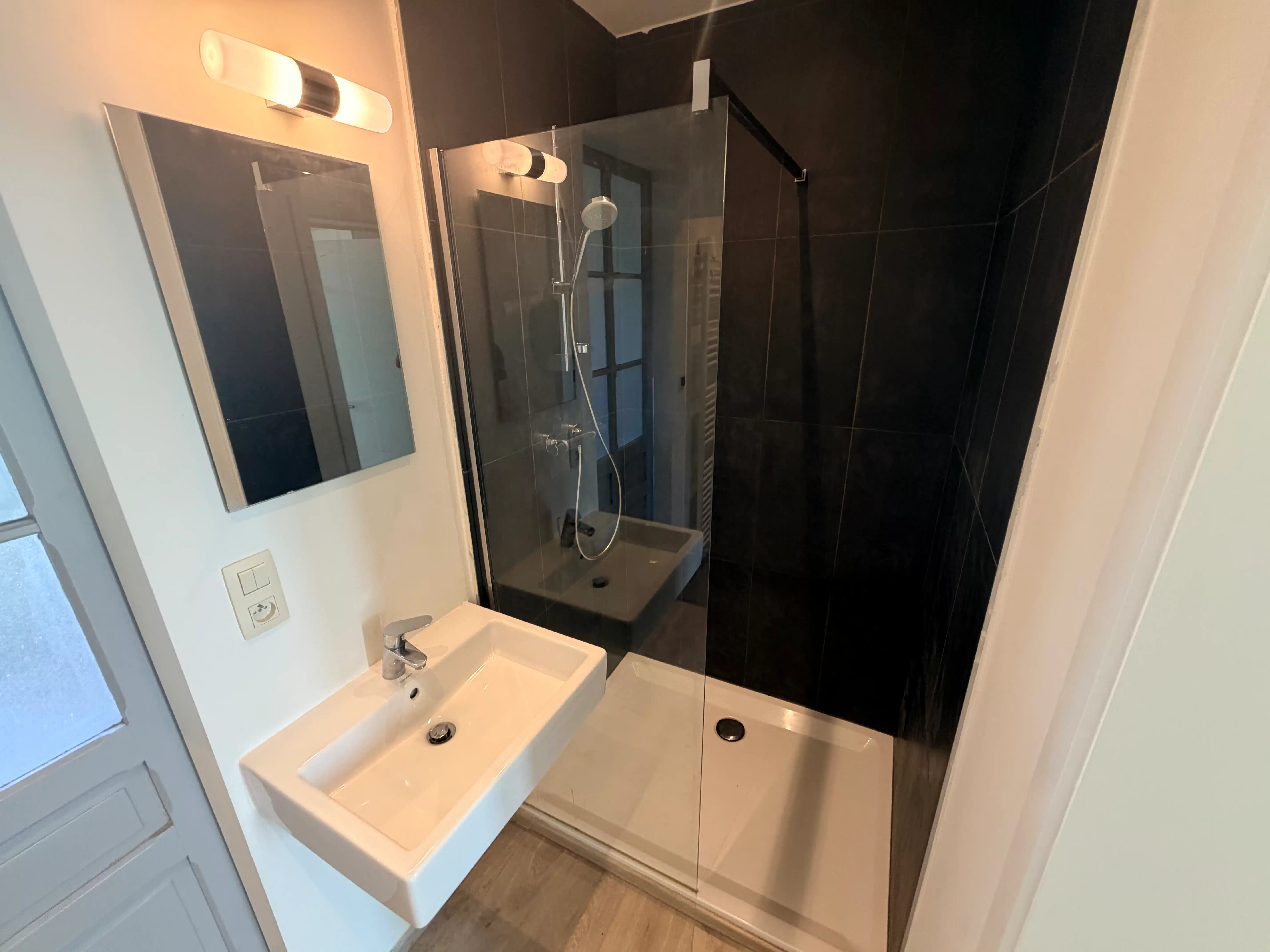 --- NIEUW --- Gerenoveerd en energiezuinig 1-slaapkamerappartement op toplocatie nabij Sint-Pietersstation! foto 4