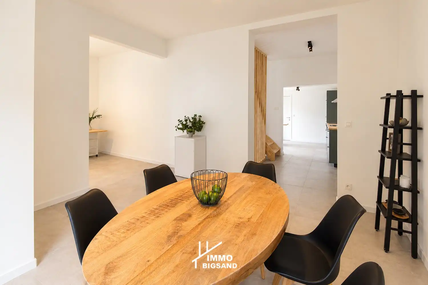 Volledig gerenoveerde woning met tuin en 3 slaapkamers met uitweg foto 8