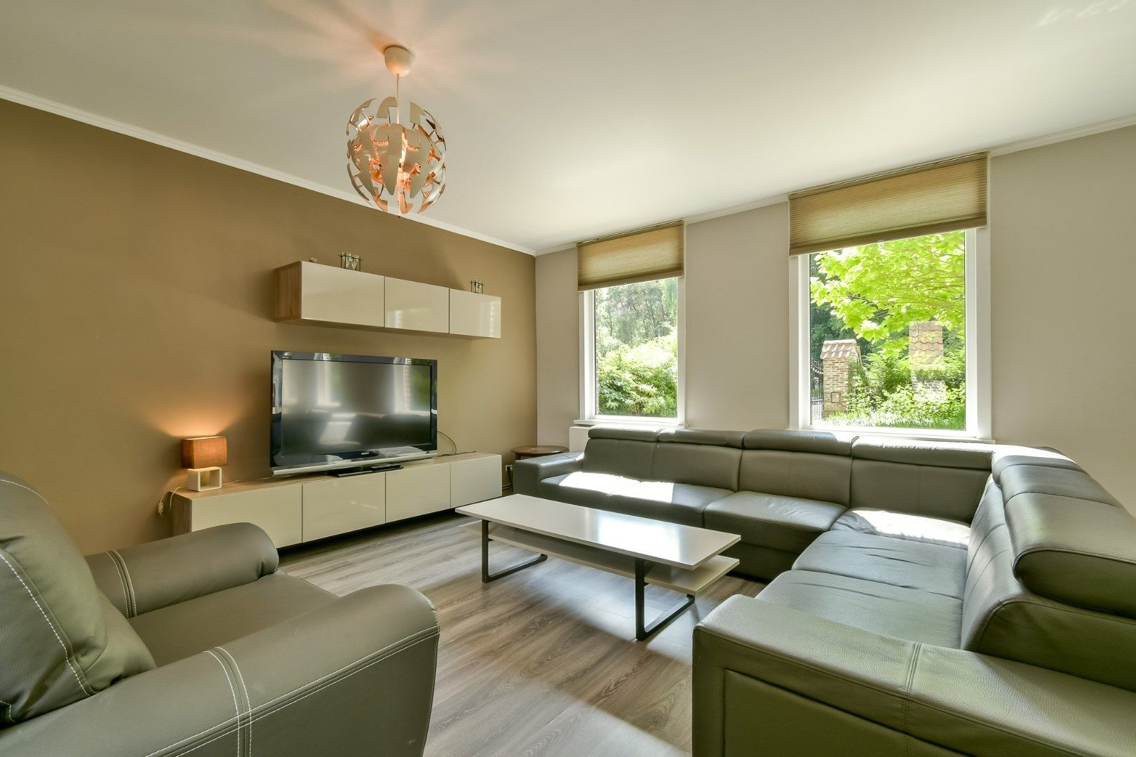 Welkom in deze charmante woning te midden van het groen in het hart van Oostkamp! foto 6