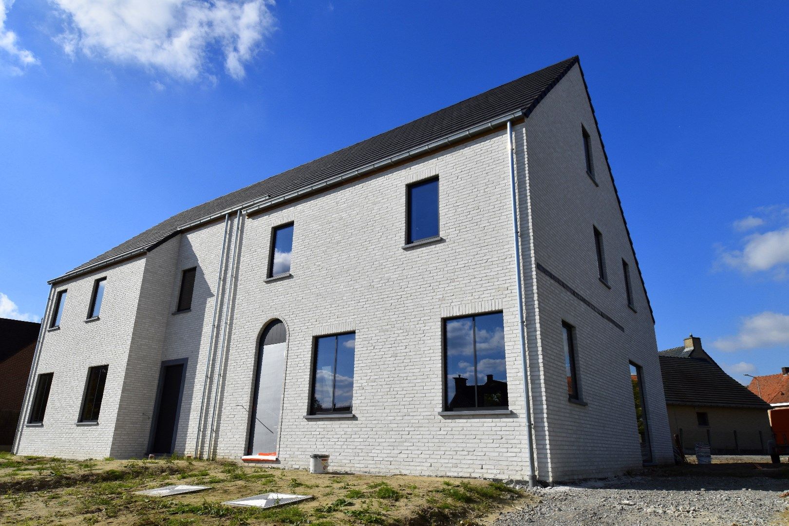 Nieuwbouwwoning met 3 slaapkamers vlakbij centrum Meulebeke foto {{pictureIndex}}