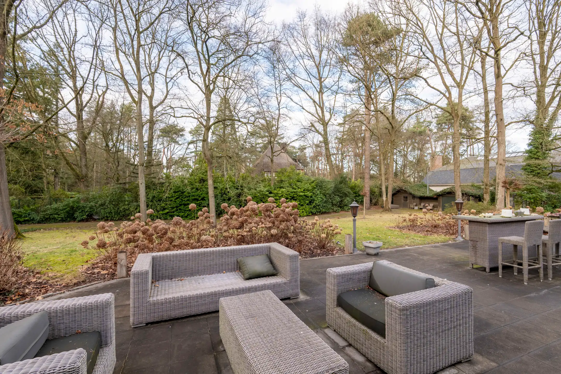 Villa met binnenzwembad en conciërgerie op riant perceel foto 27