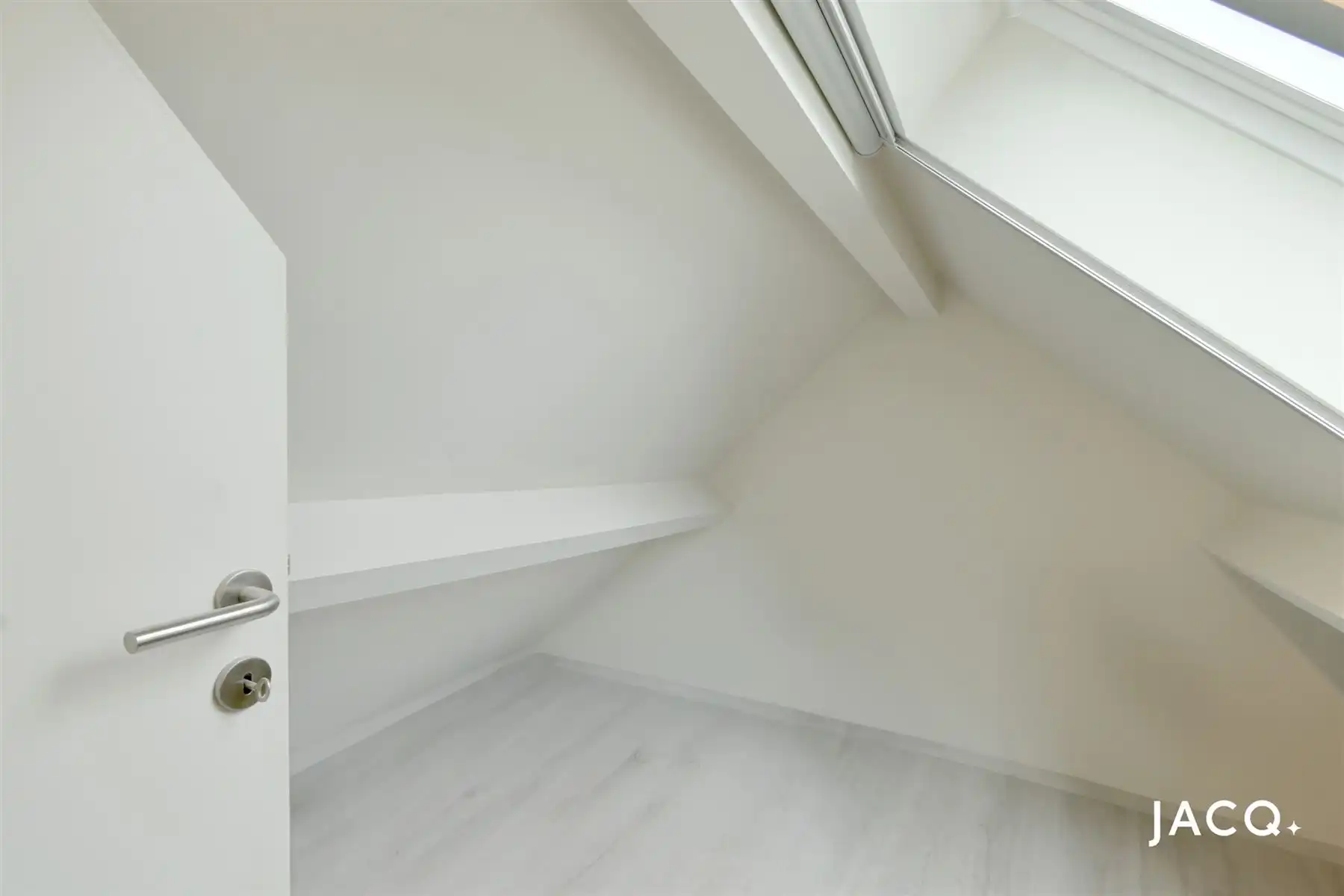 Gerenoveerde woning met 2slpk's, ruim terras en garage! foto 15