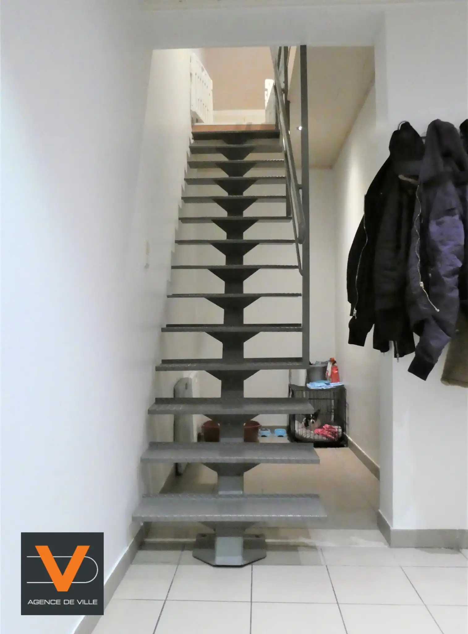 Prachtige koppelwoning met zonnig terras van 16m² en 2 autostaanplaatsen. Veel lichtinval door de grote ramen. foto 14