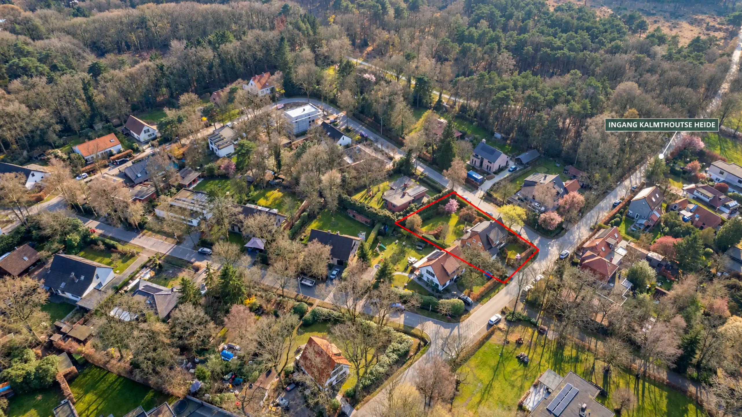 Karaktervolle vrijstaande woning met 3 slaapkamers, veranda en prachtig aangelegde tuin op toplocatie aan de Kalmthoutse Heide foto 3