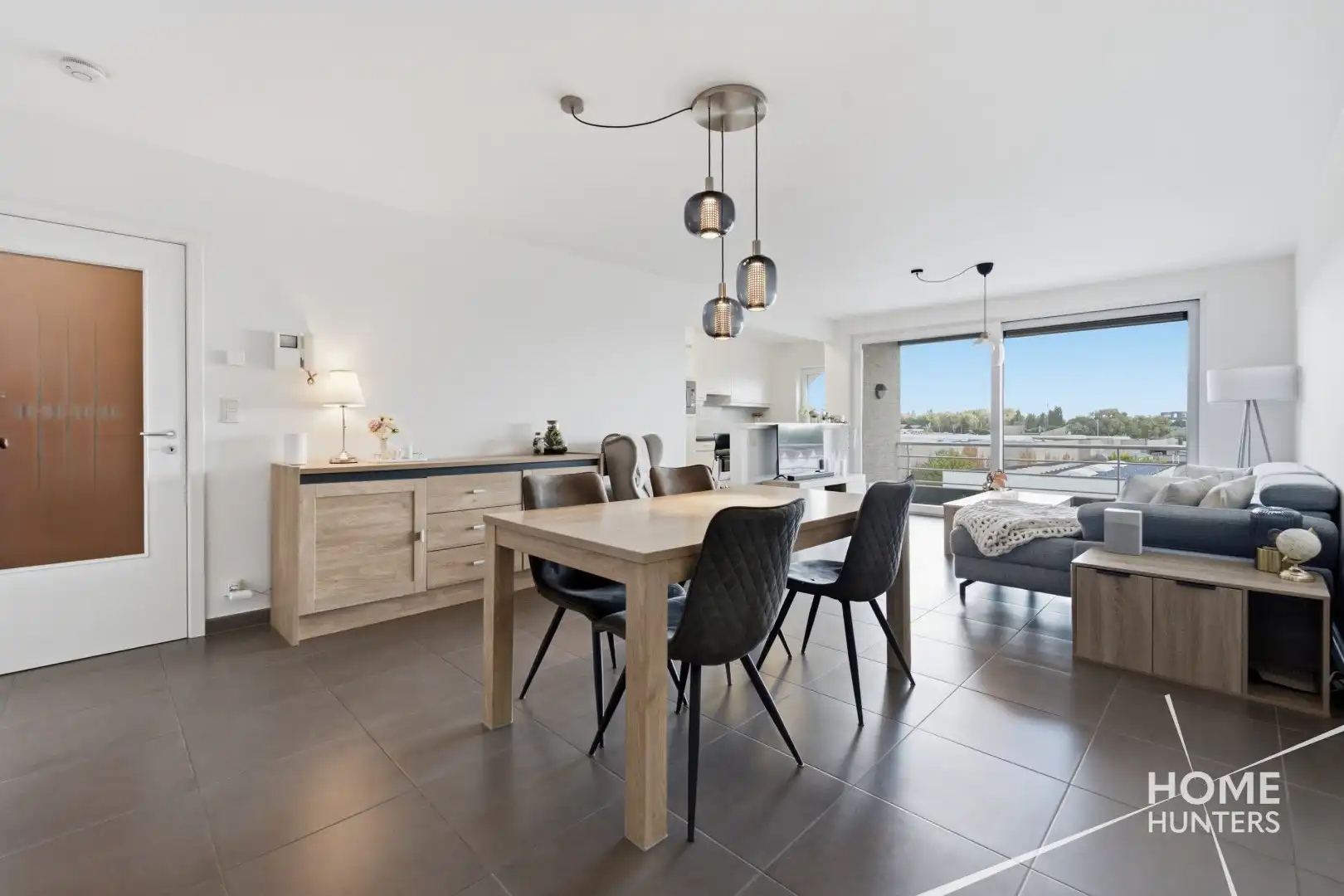 Ruim appartement met twee slaapkamers, een vernieuwde badkamer en 2 unieke terrassen.  foto 3