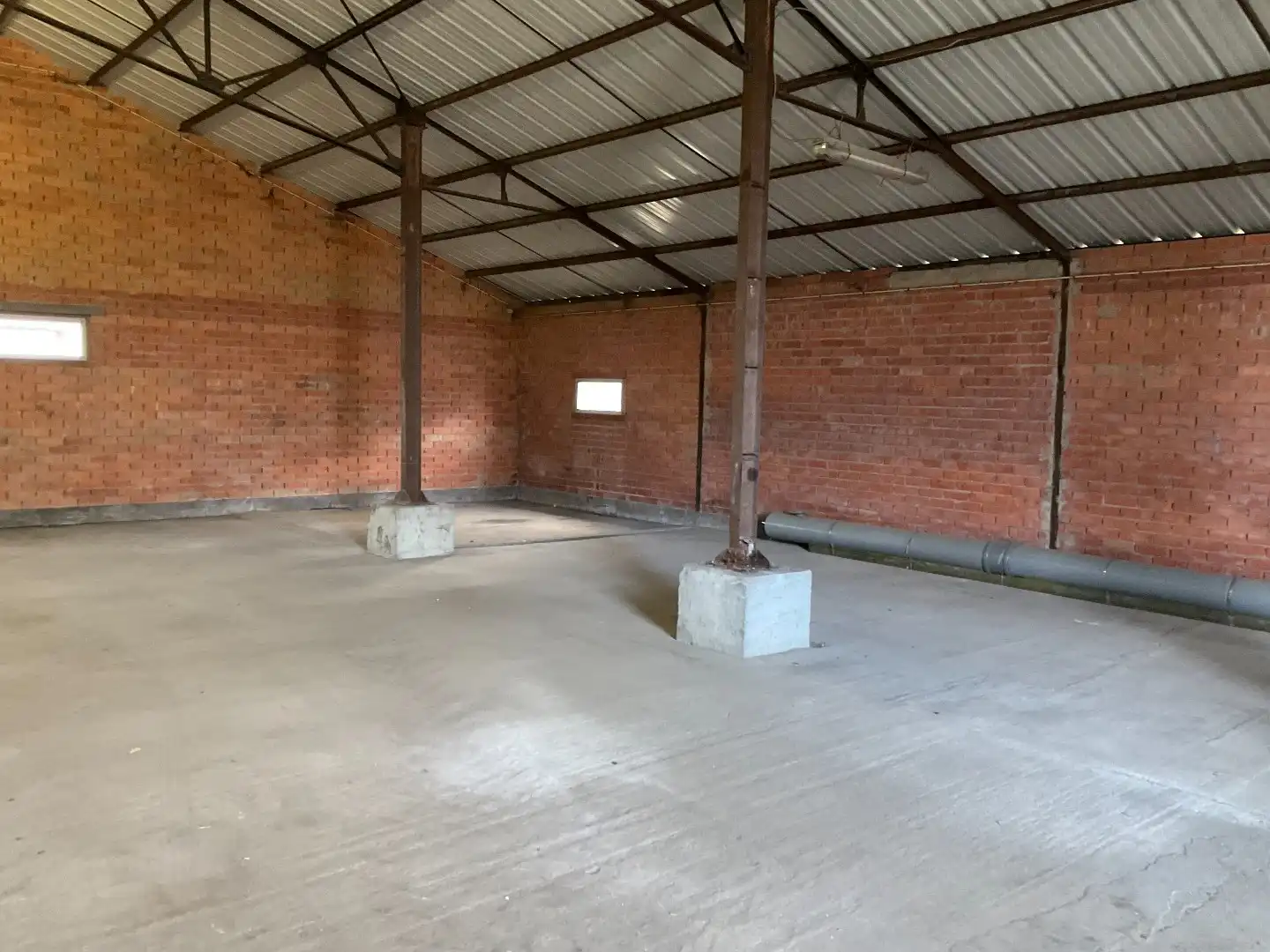 Ruime loods/opslagruimte (300 m²), gunstig gelegen te Lichtervelde foto 3