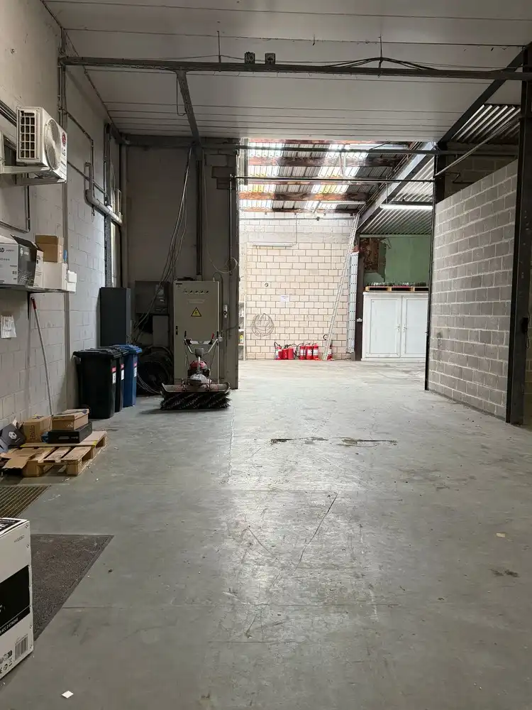 Bedrijfshal met kantoorruimte op uitstekende locatie te Lanaken! foto 13