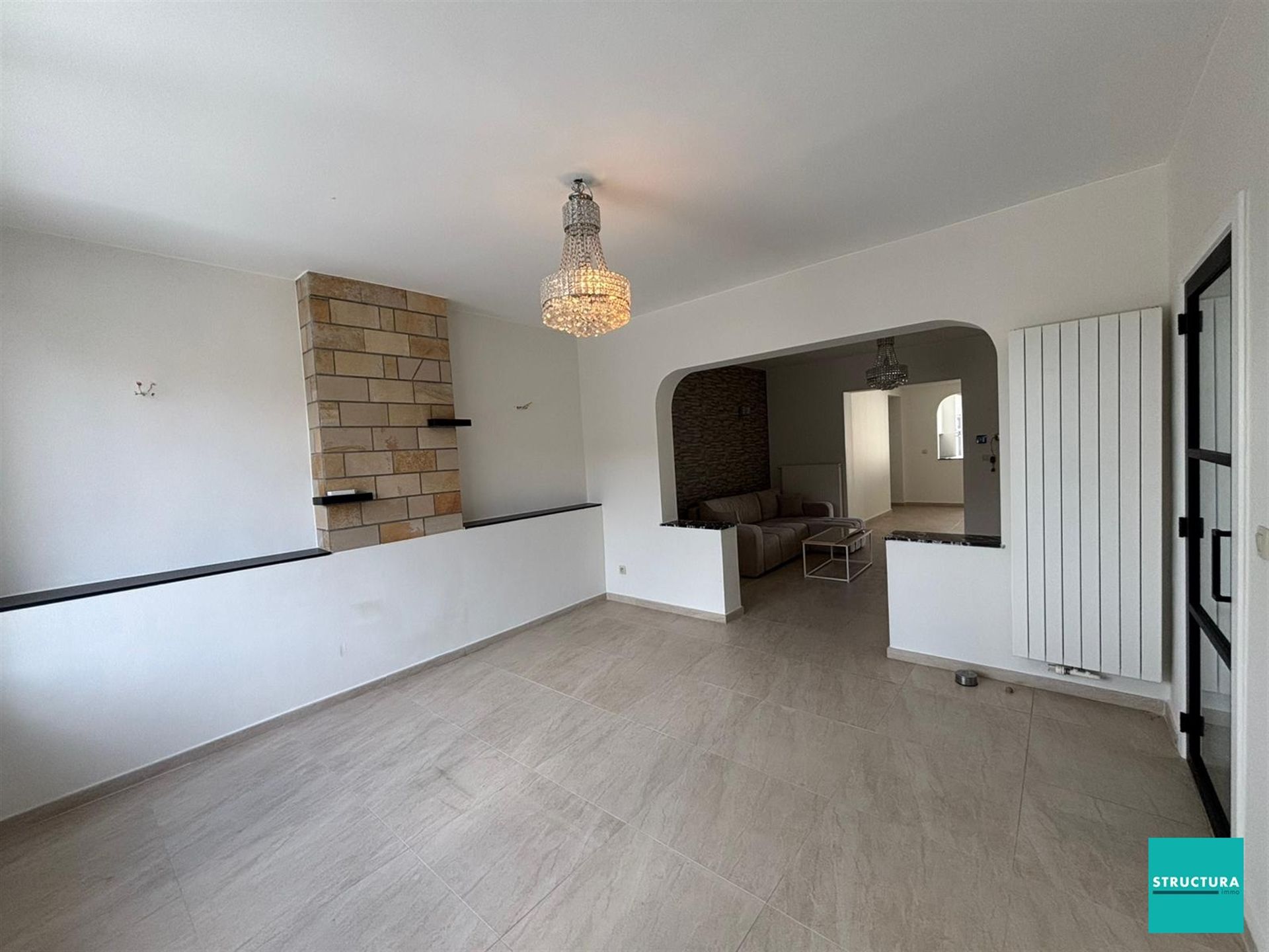 Volledig gerenoveerde, ruime woning met vlotte bereikbaarheid! foto 3