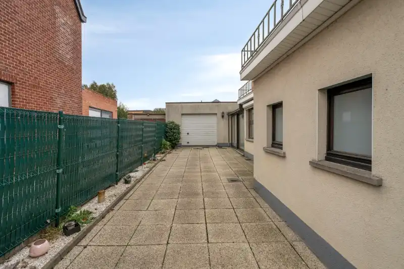 HALFOPEN BEBOUWING MET VEEL RENOVATIEPOTENTIEEL EN RUIM DAKTERRAS foto 3