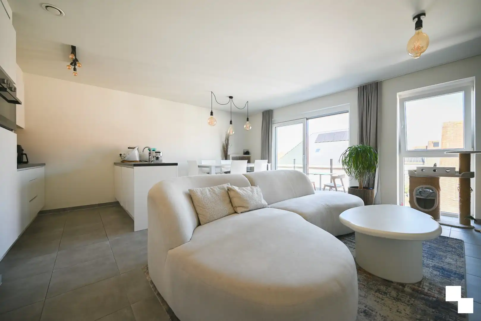 Instapklaar appartement met divers maatmeubilair te Izegem (Emelgem) foto 4