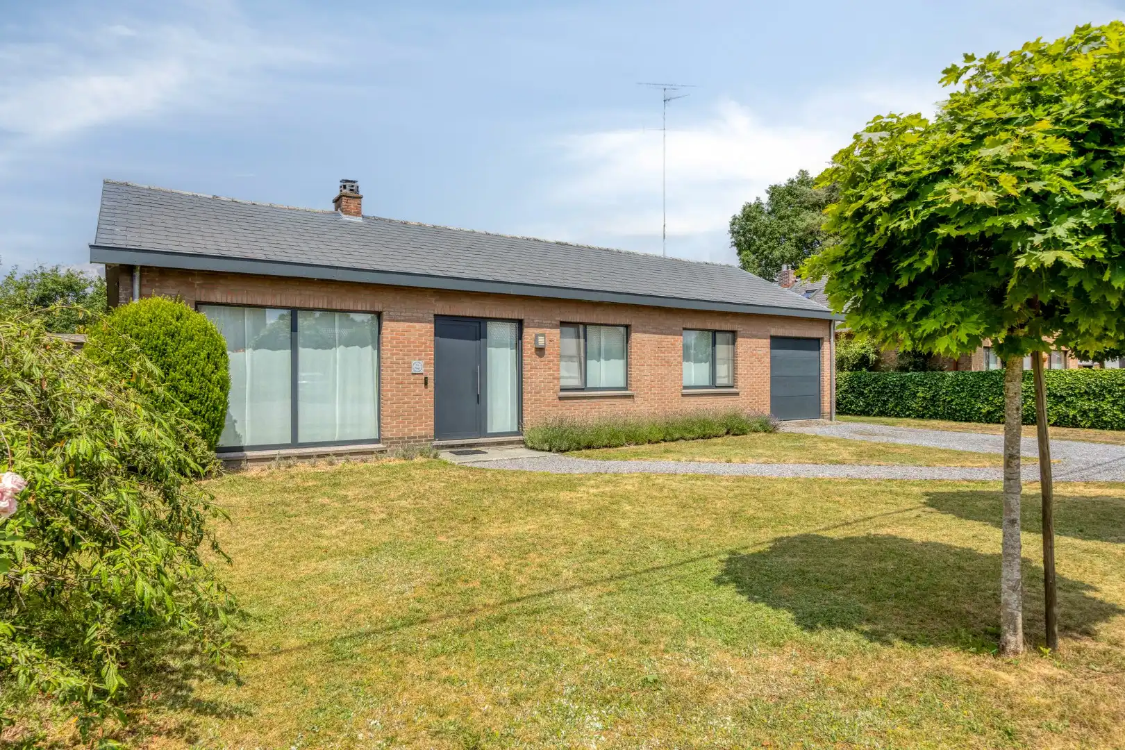 Ruime instapklare woning met 3 slpks op een perceel van 1.251 m² met prachtig uitzicht op achterliggend groen !  foto {{pictureIndex}}