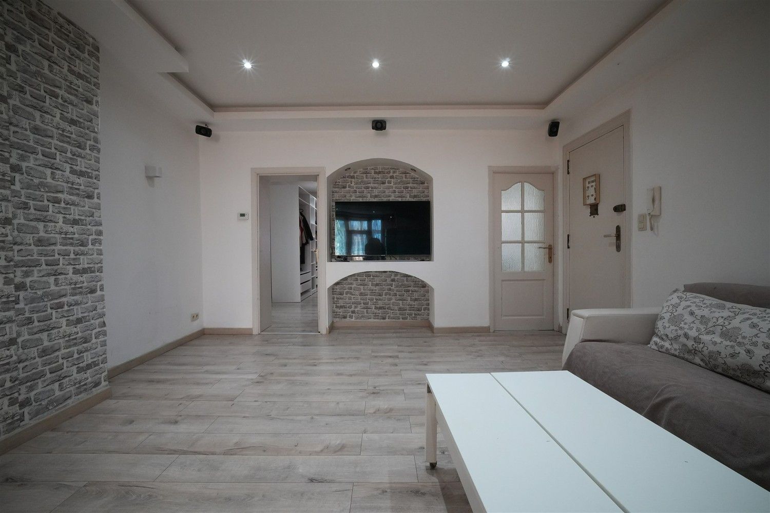 Instapklaar appartement met terras in Jette foto 6