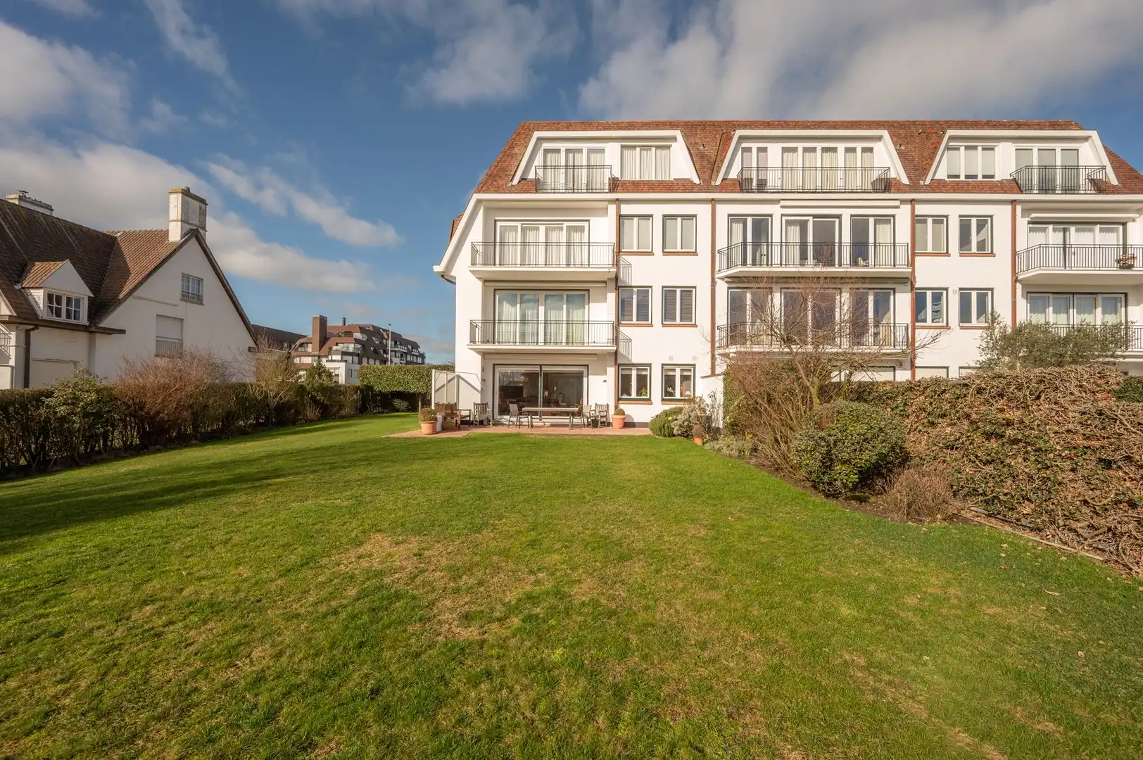 Exclusief hoekappartement in het Zoute ter hoogte van de Wandeldijk. foto {{pictureIndex}}