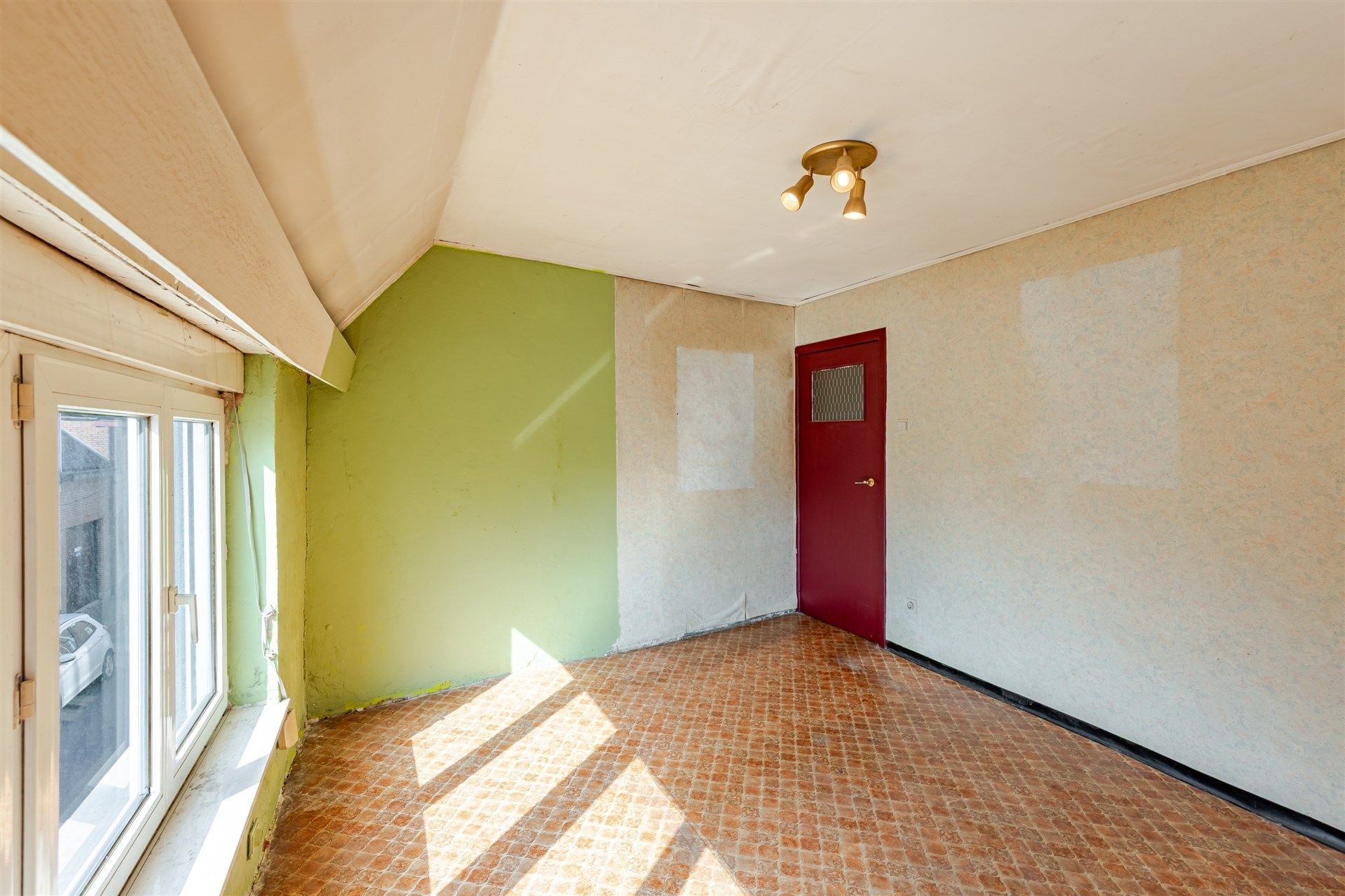 centraal gelegen renovatiewoning met grote tuin en verder potentieel foto 18
