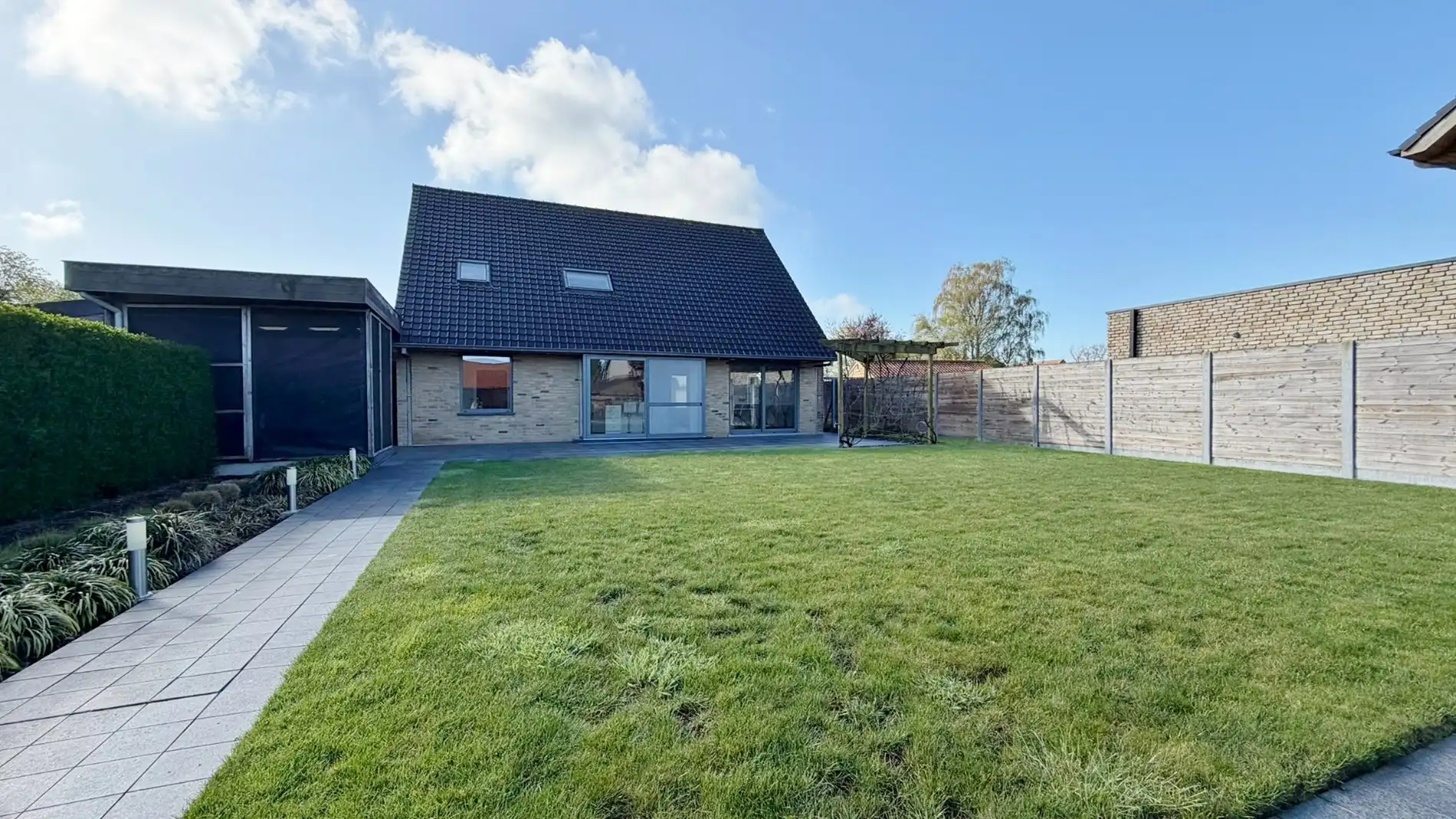 Ruime, zeer goed onderhouden villa met prachtige tuin in rustige doodlopende straat. foto 24