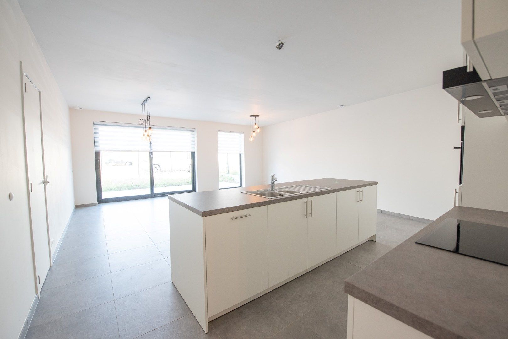 Ruim gelijkvloers nieuwbouwappartement met garage TE HUUR in Waregem! foto 2