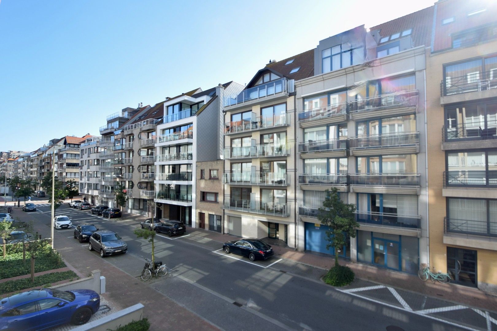 Ruim appartement met 2 slaapkamers in een recente residentie op enkele passen van de zee. foto 5