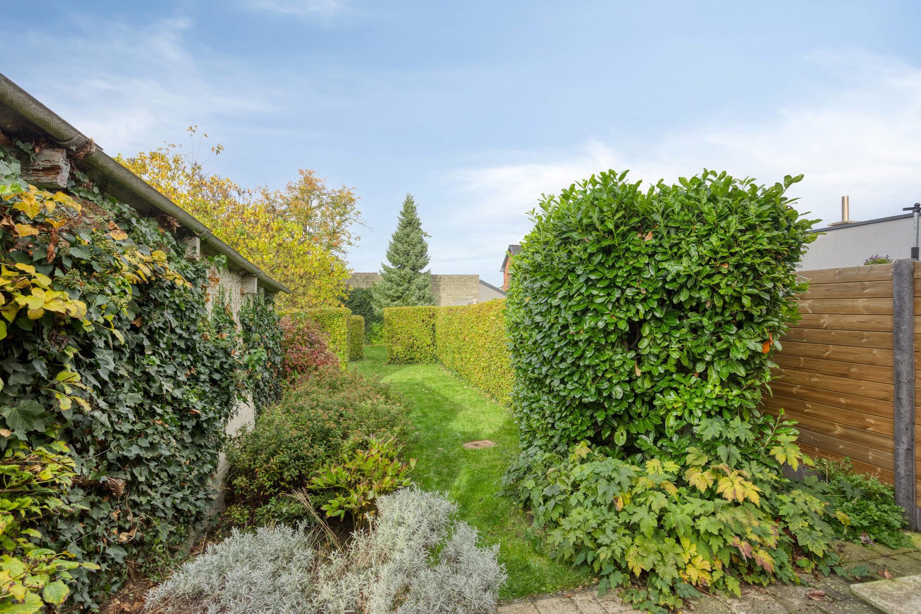Te moderniseren halfopen woning met tuin en garage foto 25