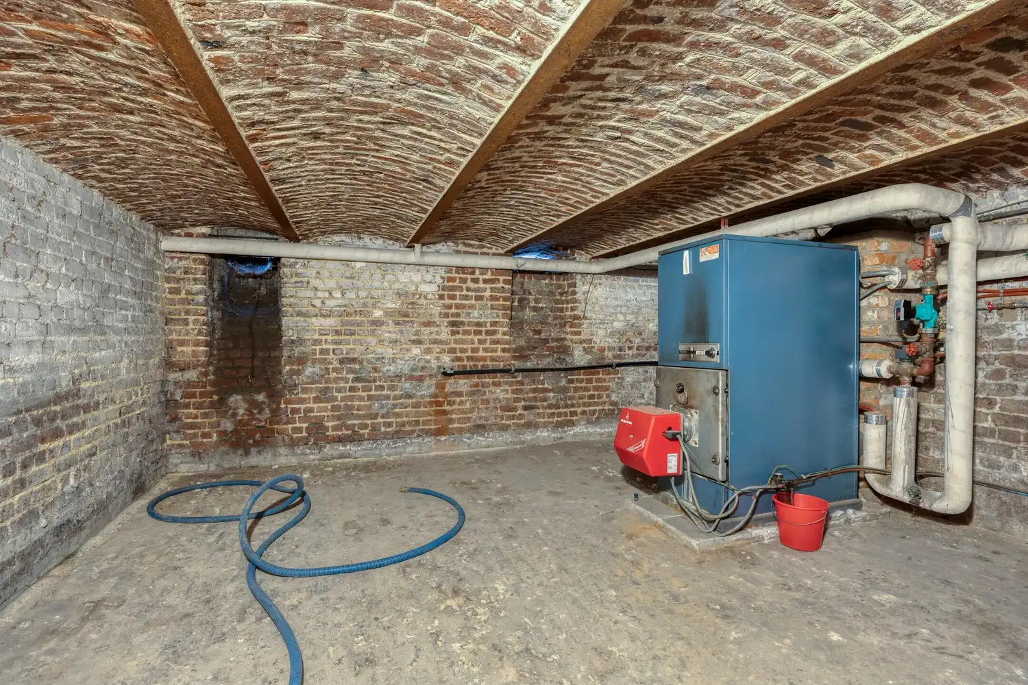 Te renoveren woning met veel potentieel gelegen in het centrum van Sint-Pieters-Leeuw foto 23