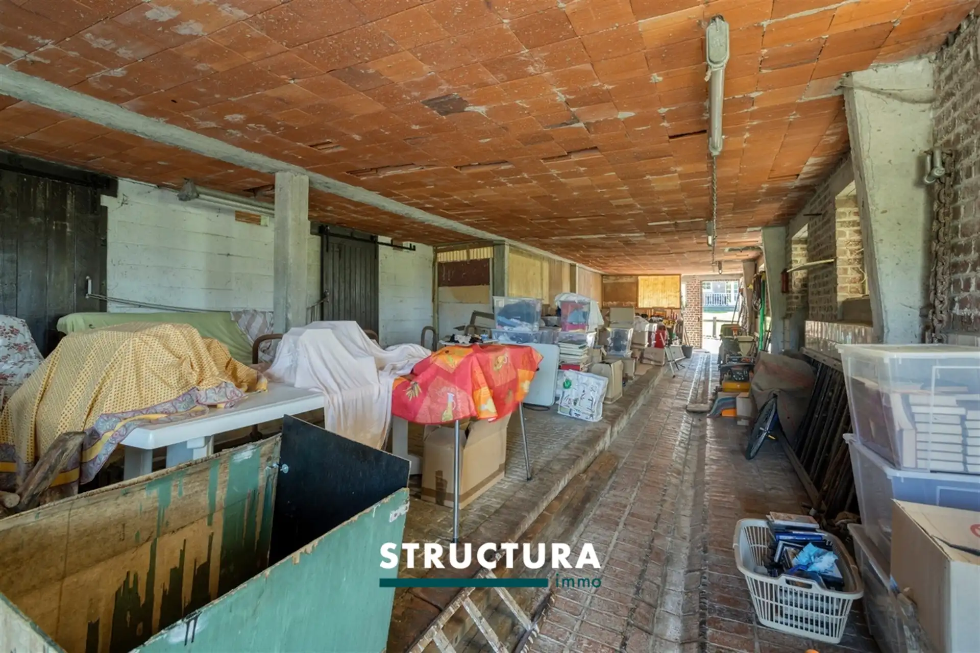 Villa met grote loods, omgeven door groen  foto 31