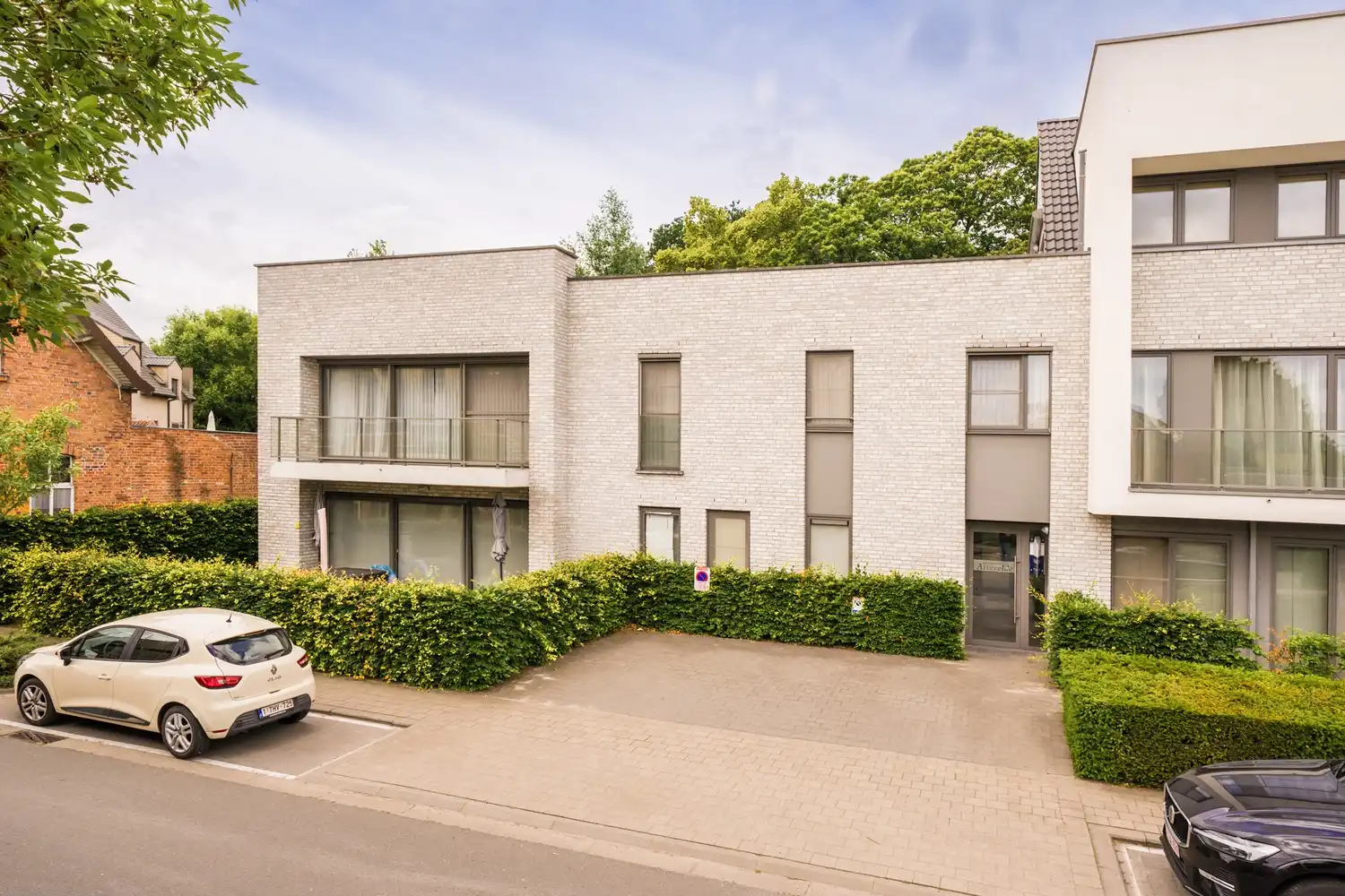 Lichtrijk hoekappartement in recent gebouw foto {{pictureIndex}}