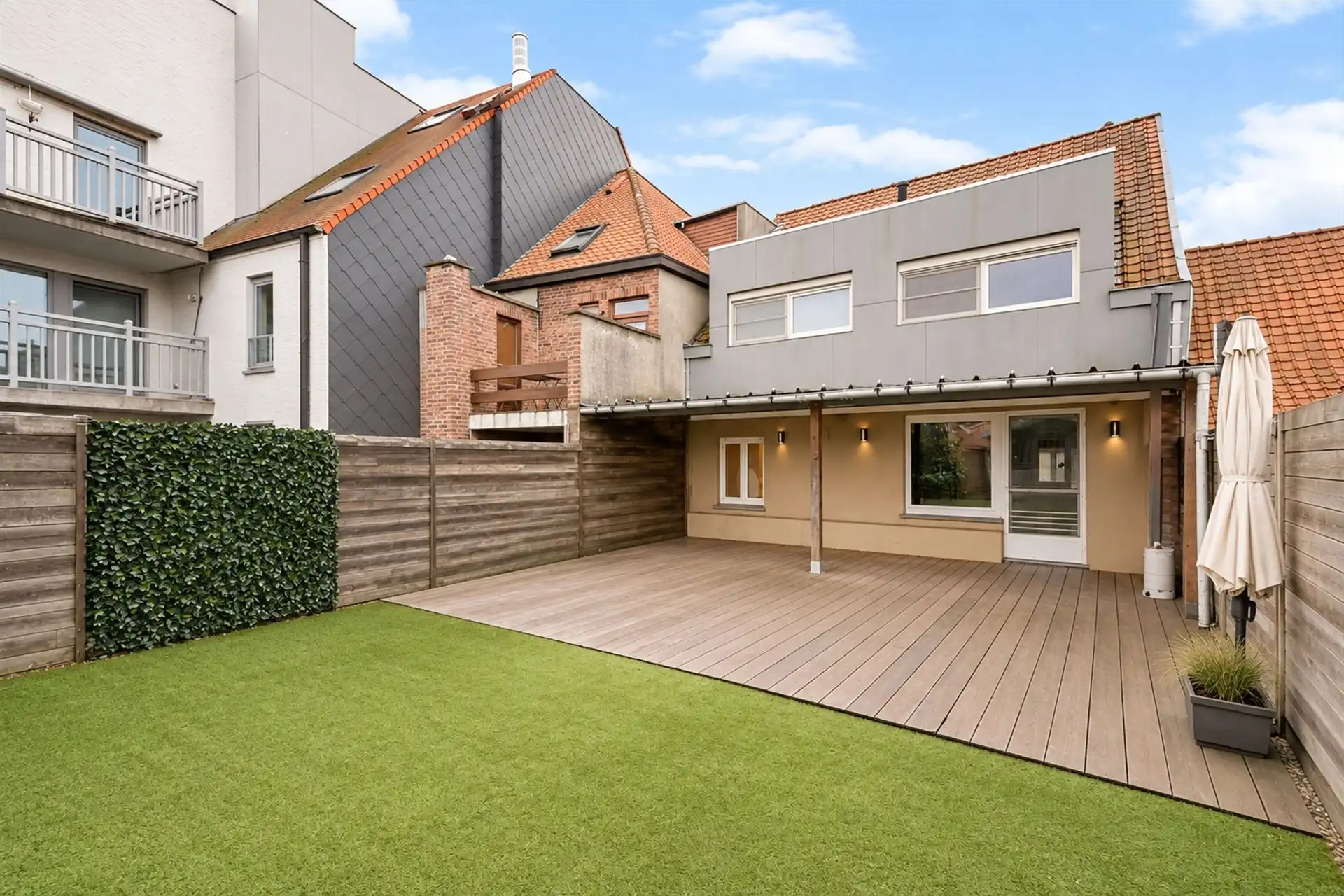 Handelspand met ruim duplex appartement, garage & terras foto 18