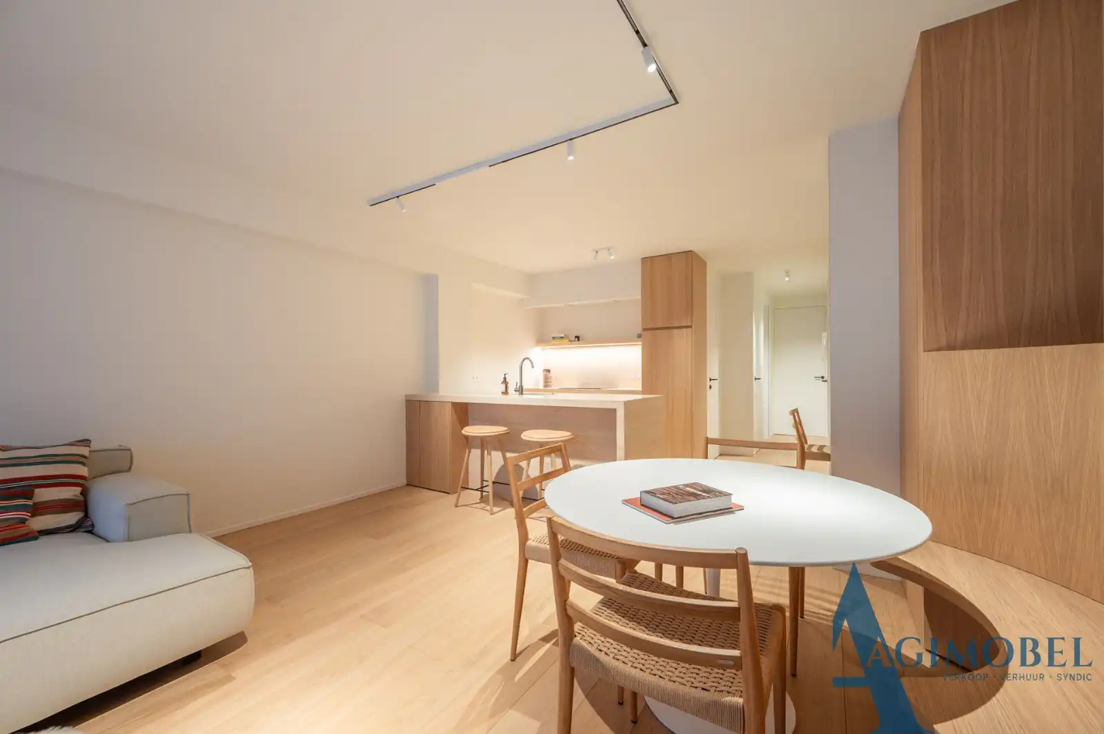 Uniek 2 slaapkamer - appartement met zeezicht en verfijnde architecturale touch. Vlakbij de Zeedijk. foto 4