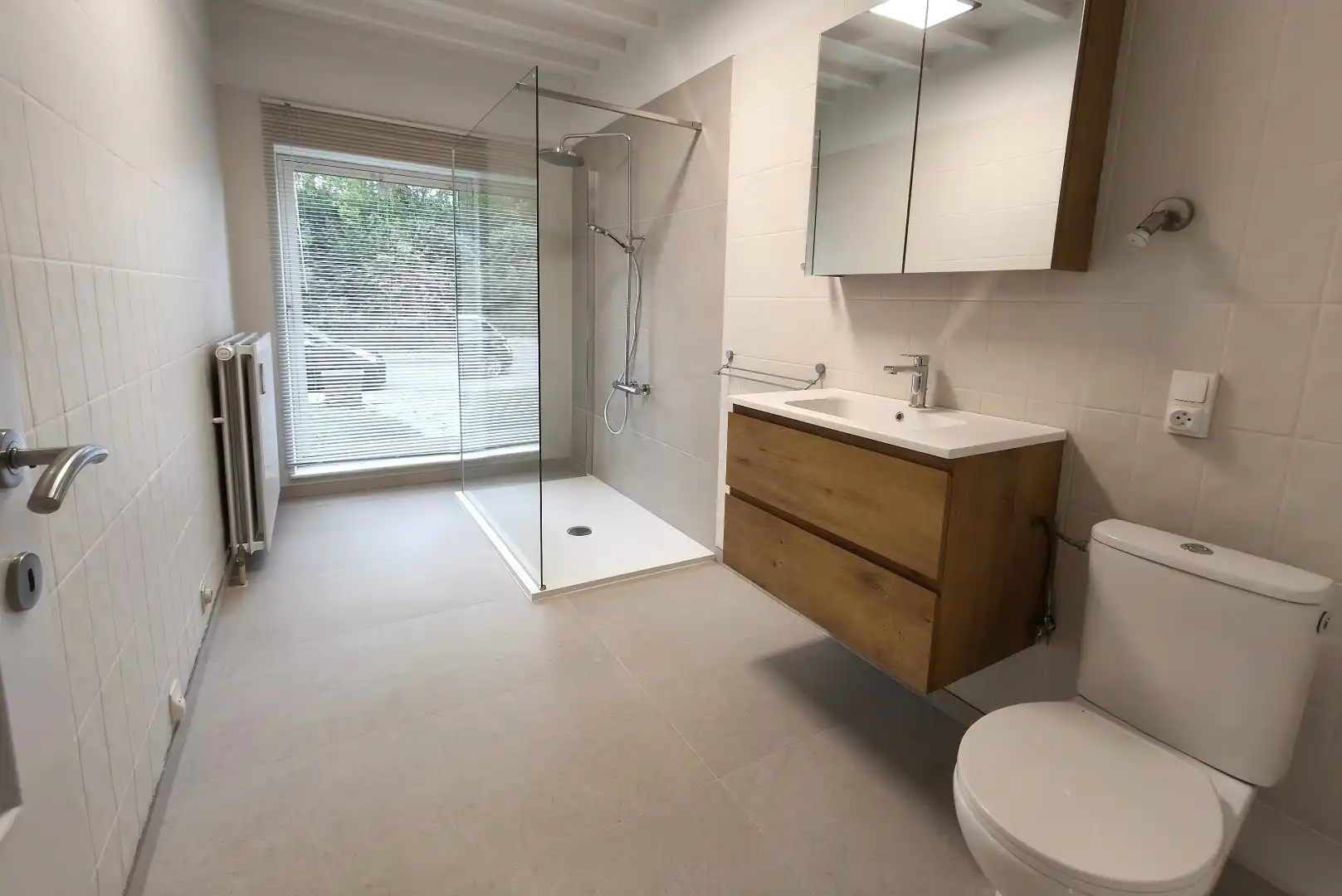 GELIJKVLOERS APPARTEMENT MET GARAGE foto 4