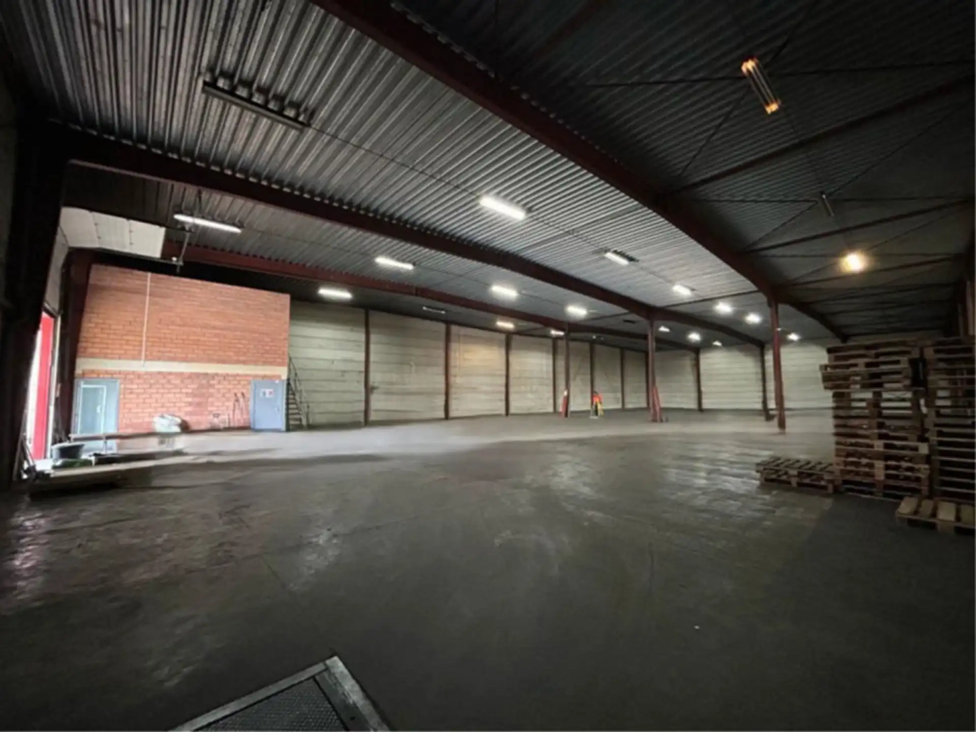 Magazijn 1.110m² met kantoor in de Transportzone Meer nabij de E19. foto 3