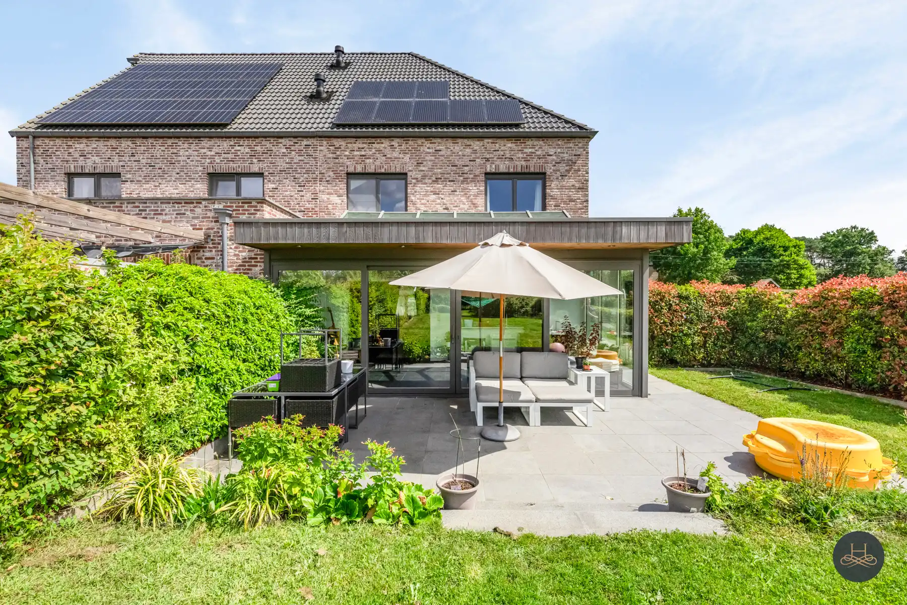 Leuke woning met grote tuin foto 2