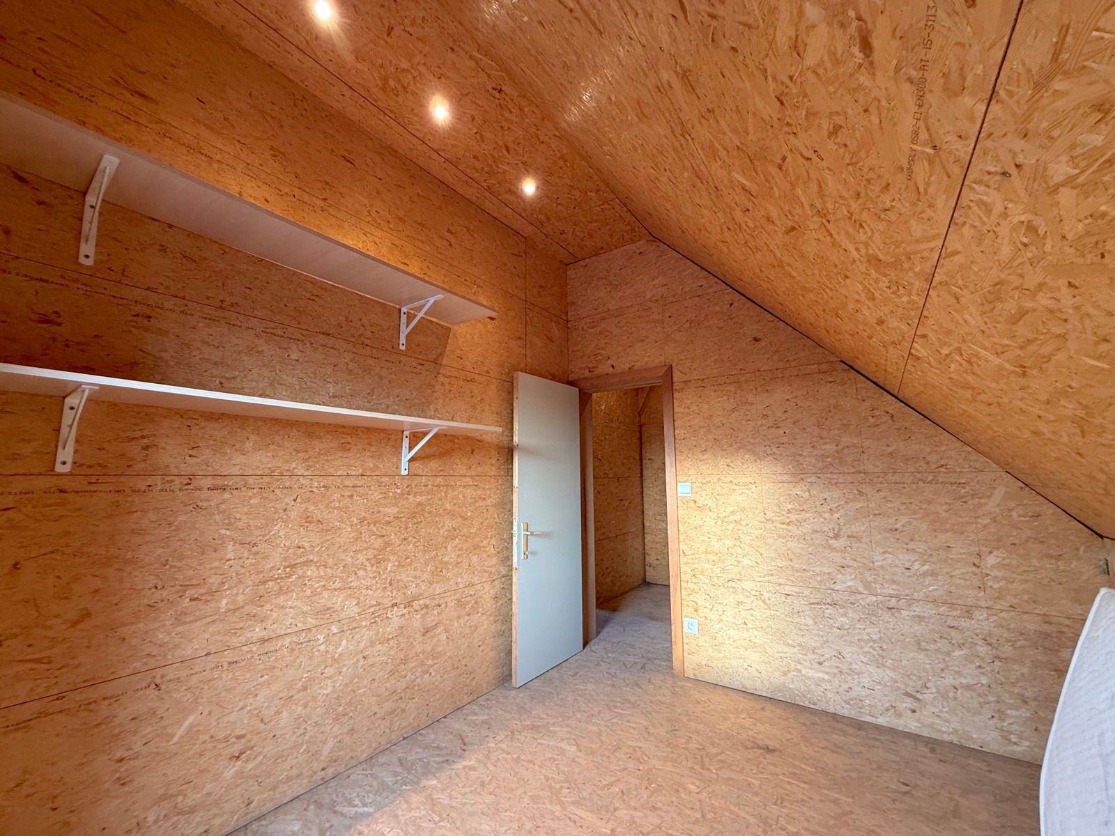 Half open woning met 4 slaapkamers, tuin en garage foto 22