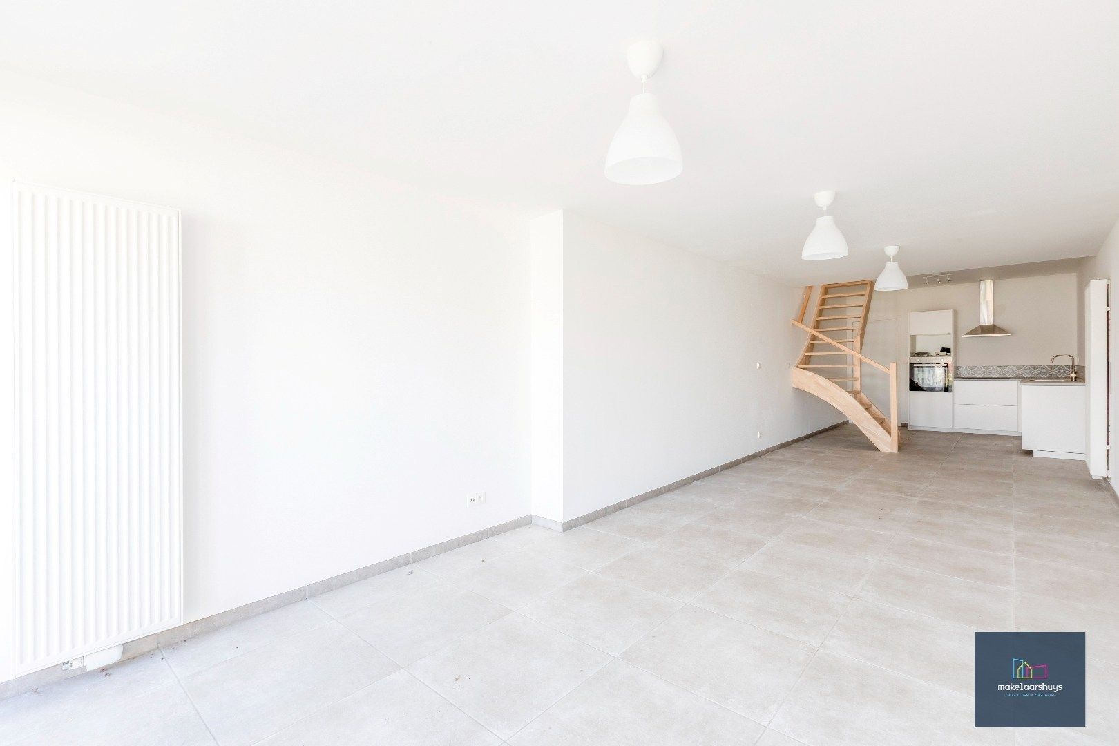 Instapklare gerenoveerde woning in rij met terras, tuin en garagebox foto 10