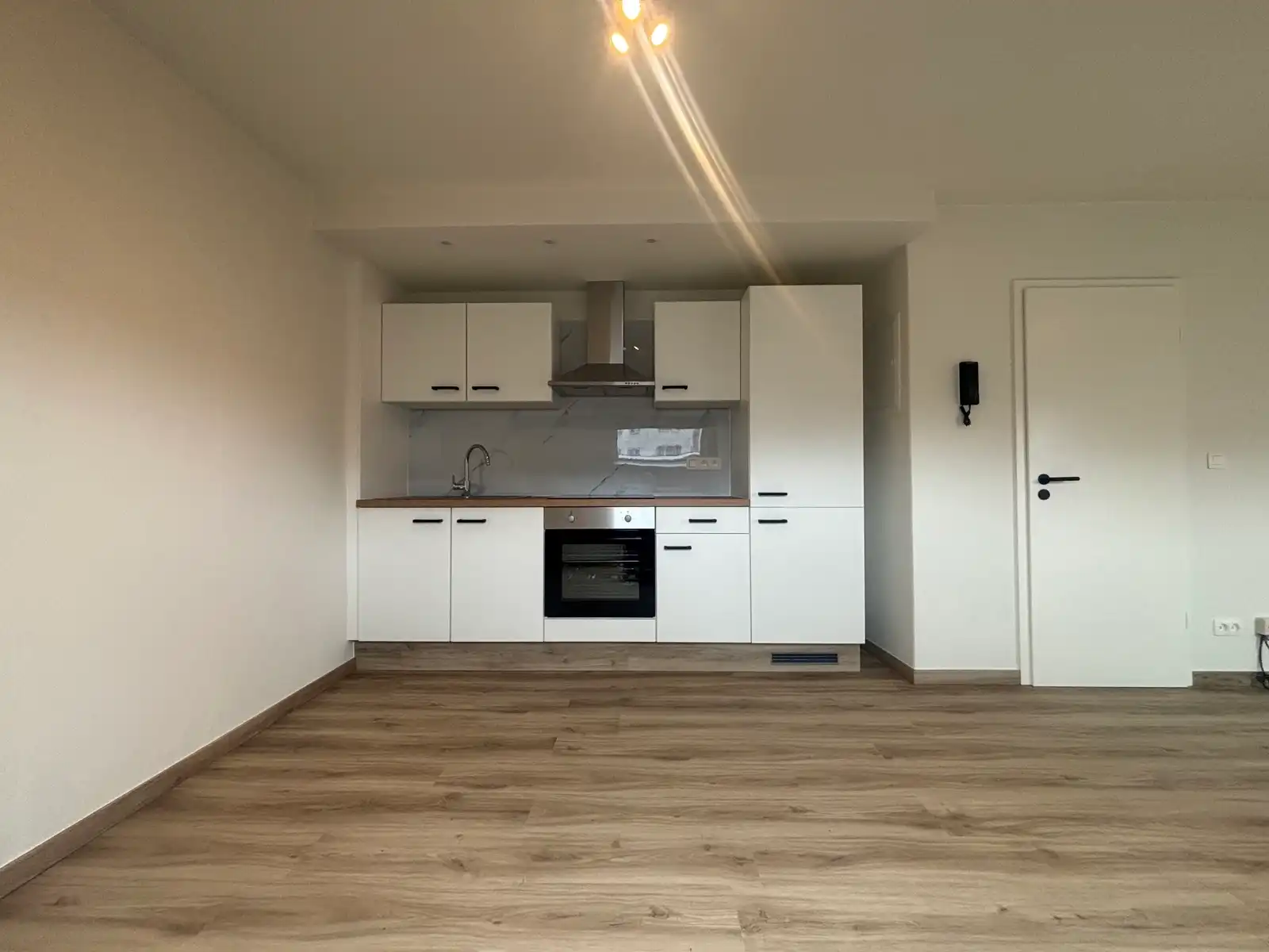 Gerenoveerd flatje te huur! foto 3