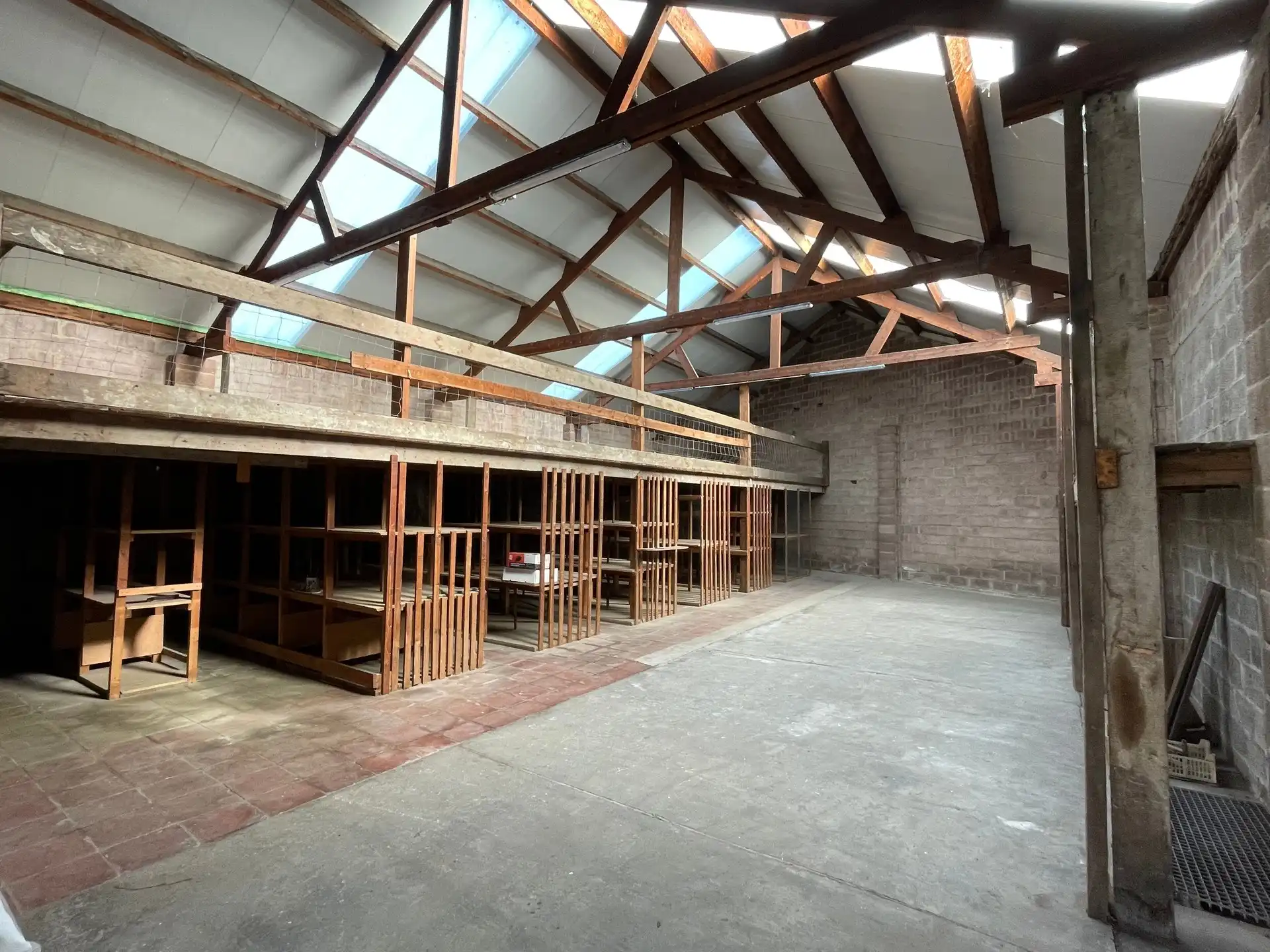 Gunstig gelegen totaal gerenoveerde woning met ruim magazijn. foto 12