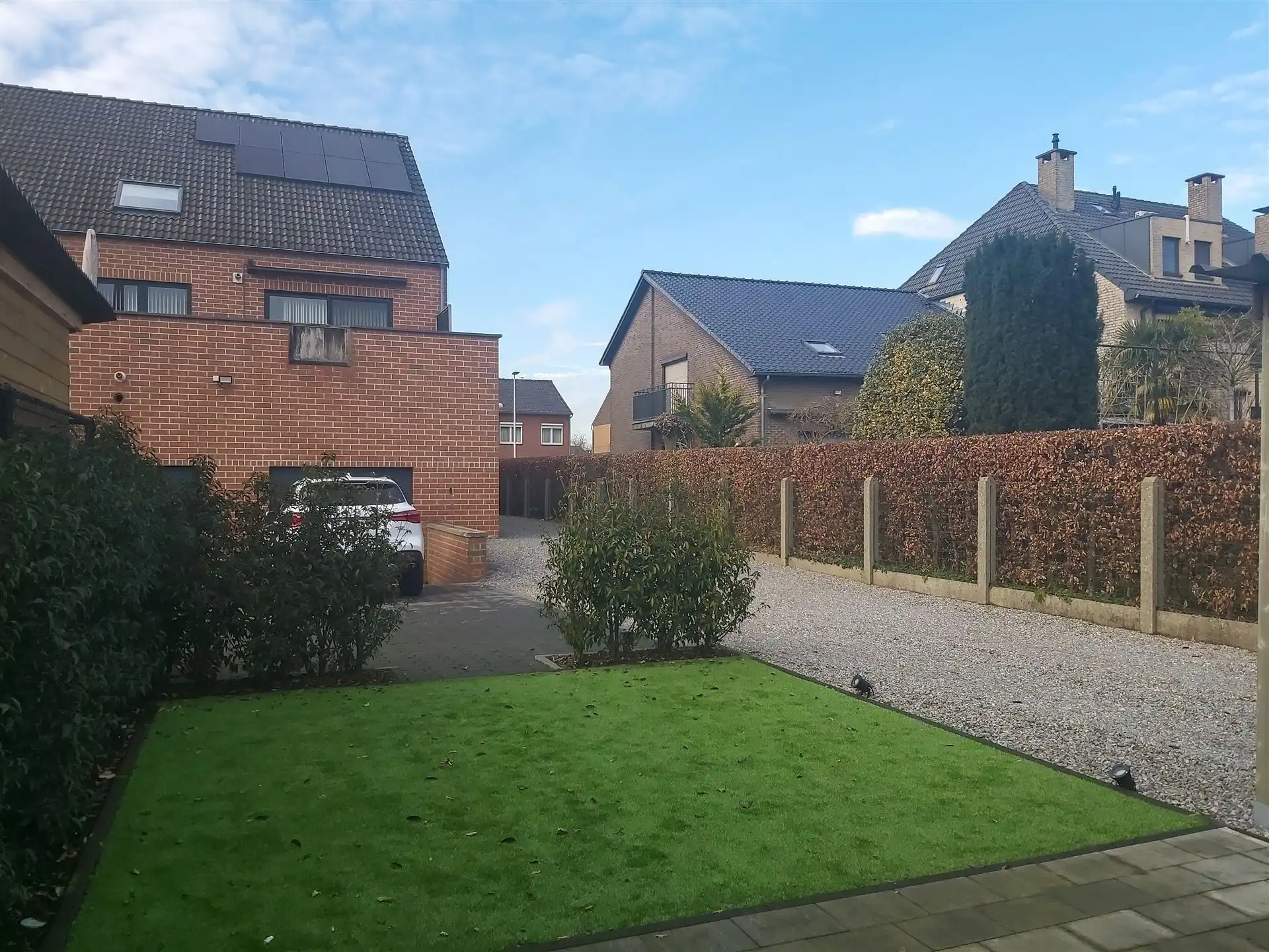 Instapklaar, gelijkvloers appartement met 2 slaapkamers, 2 garages en klein tuintje (via oprit bereikbaar) met overkapping in Maasmechelen! foto 16