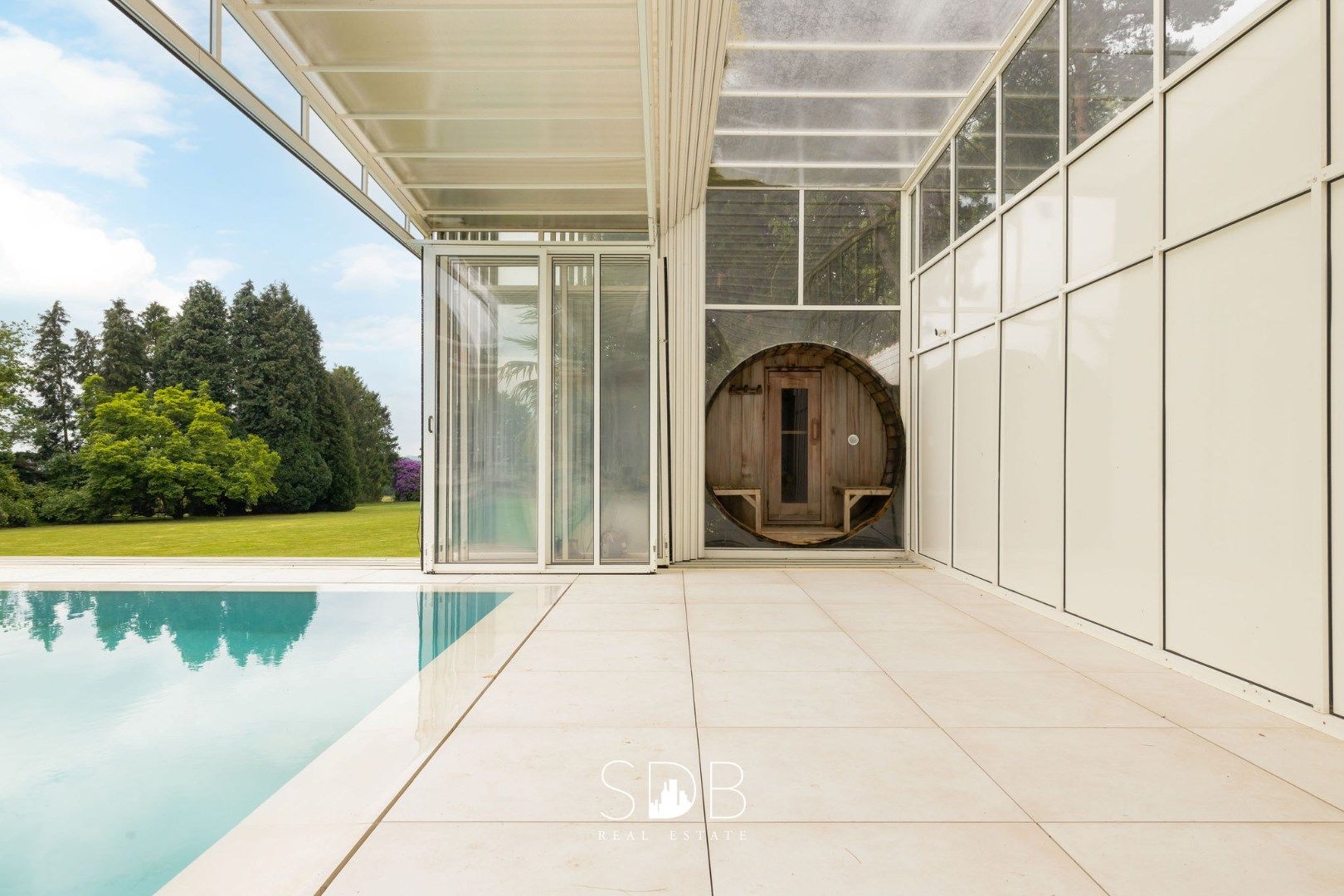 Prachtige villa met zwembad, paardenstallen, paddock en grasland op 1,3HA foto 33