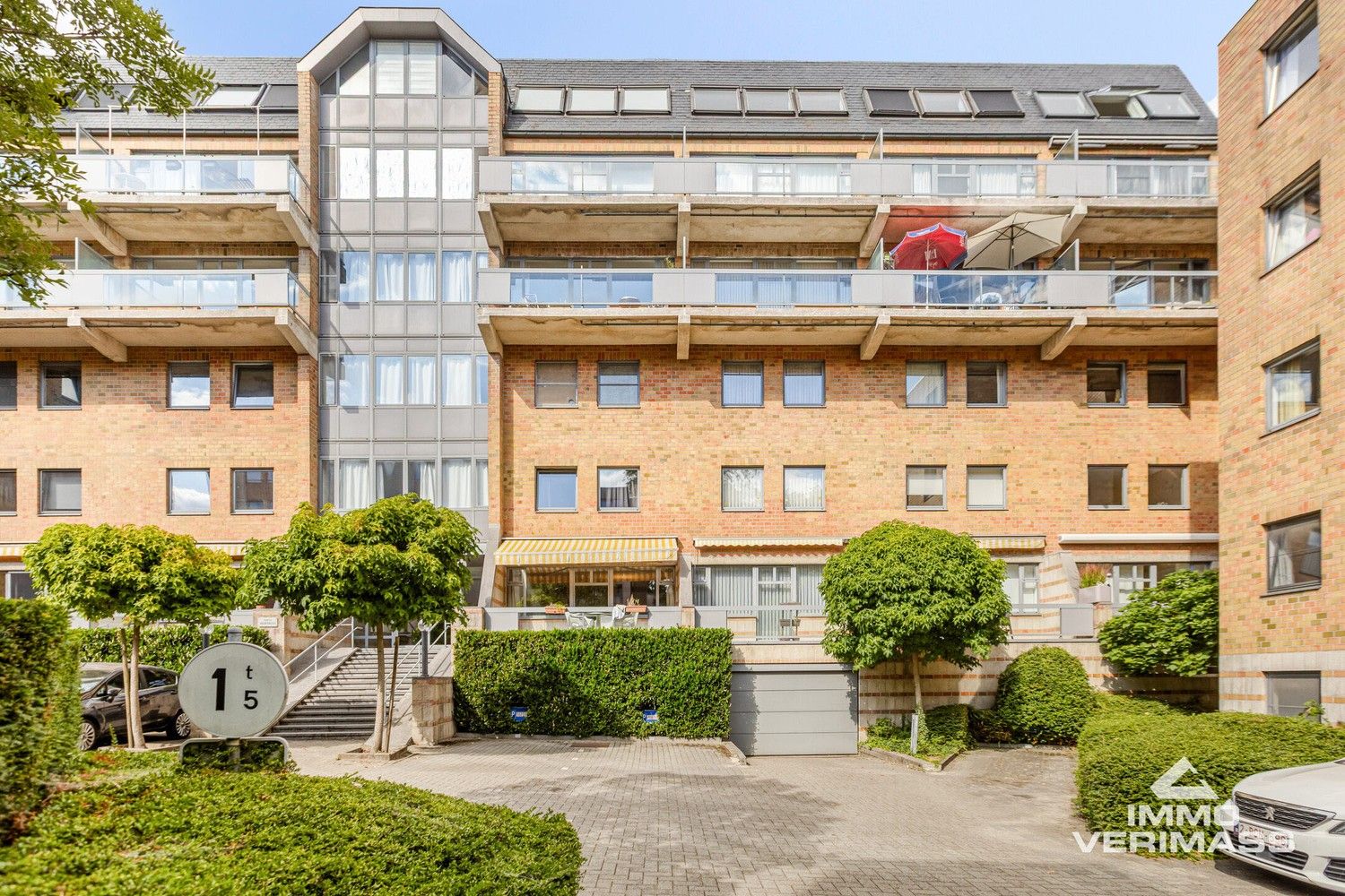 Ruim duplexappartement met 3 slaapkamers, zonnig terras en parking  in Leuven foto {{pictureIndex}}