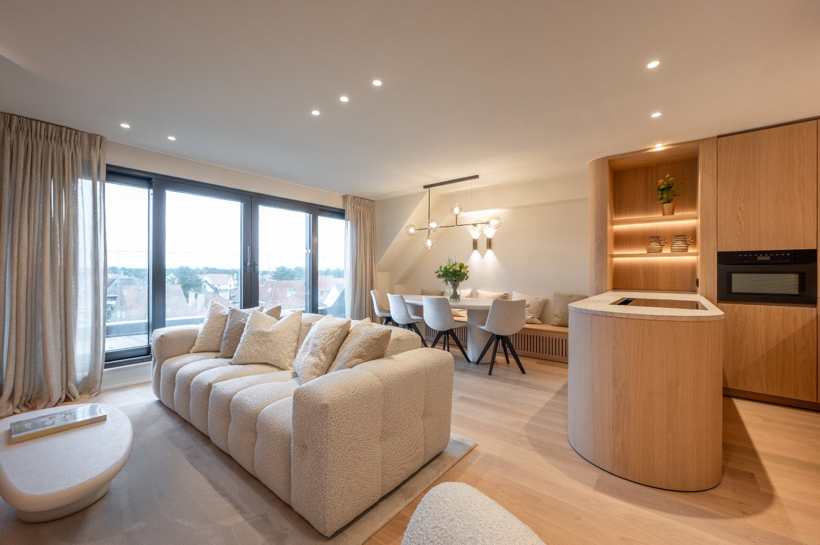 Duplex penthouse met 4 slaapkamers in een volledig gerenoveerde residentie foto 2