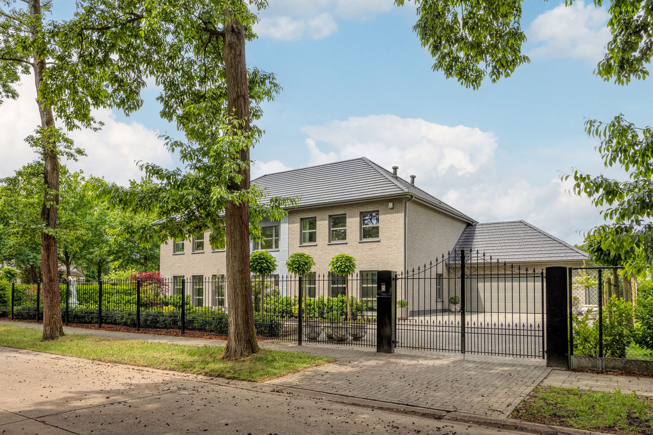 BRASSCHAAT - Moderne en vrijstaande villa met zwembad foto 3