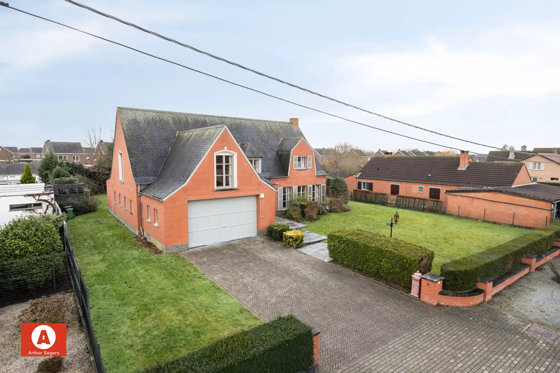 Hoofdfoto van de publicatie: Uitzonderlijk ruime en rustig gelegen villa op 17a 32ca