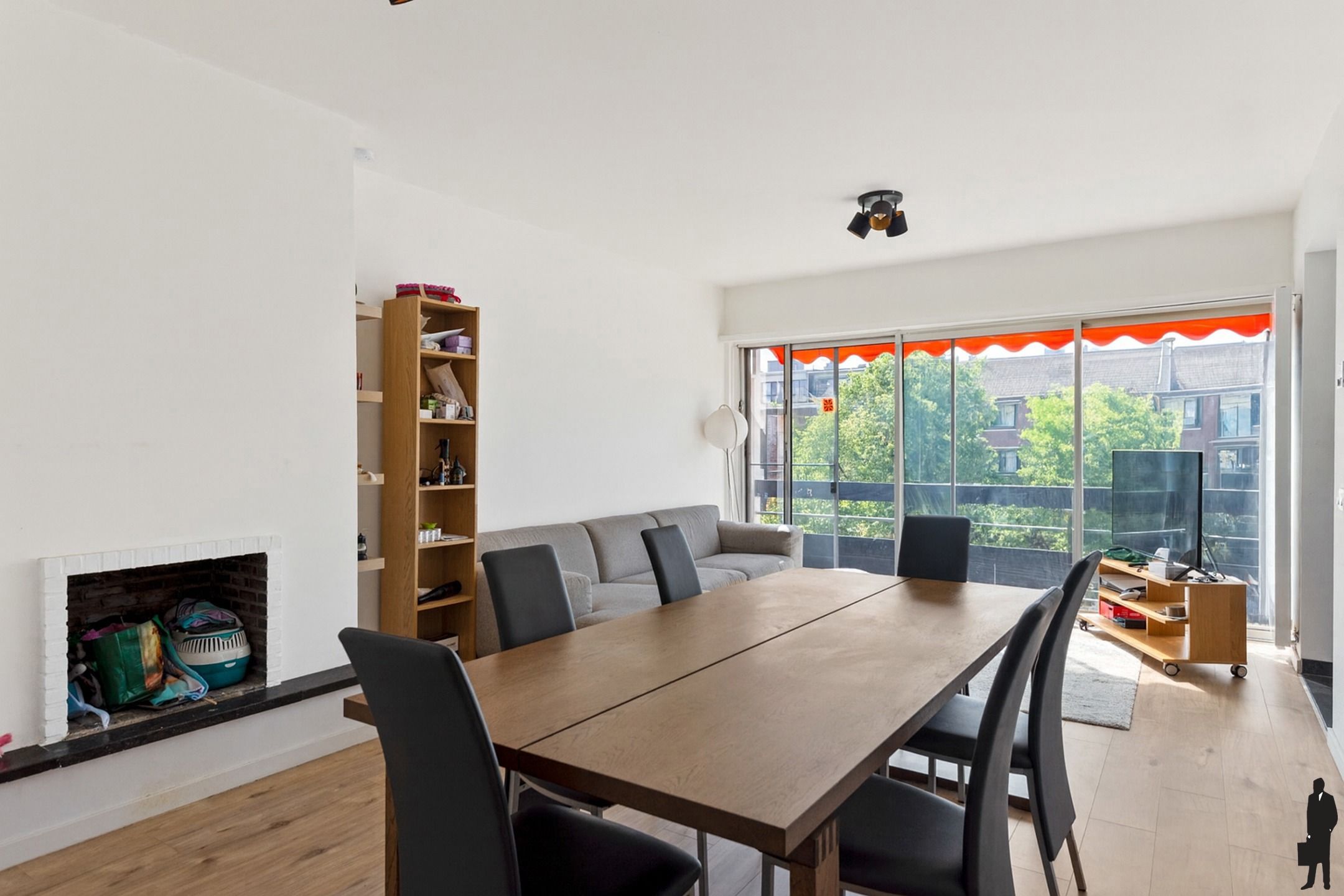 Lichtrijk gerenoveerd appartement met 2 slaapkamers foto {{pictureIndex}}