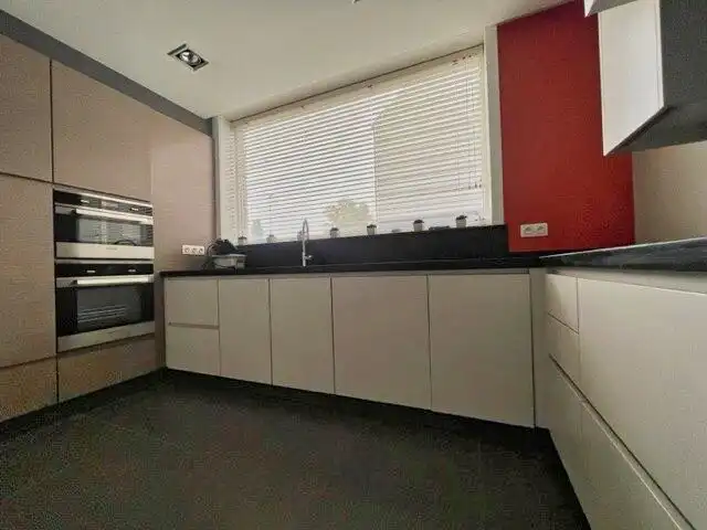 Prachtig vernieuwde gezinswoning in hartje Torhout foto 4