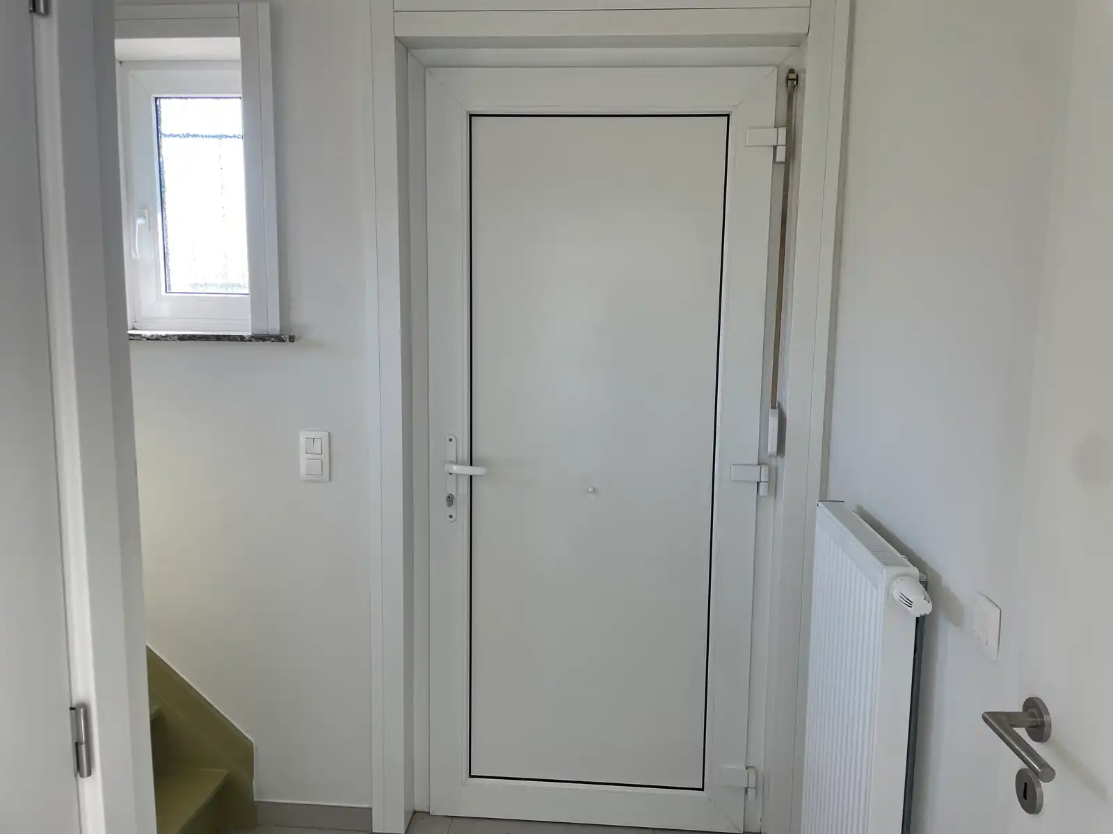 Leemans Immobiliën stelt u deze volledig gerenoveerde woning voor, gelegen op een gegeerde en centrale locatie in Asse. foto 3