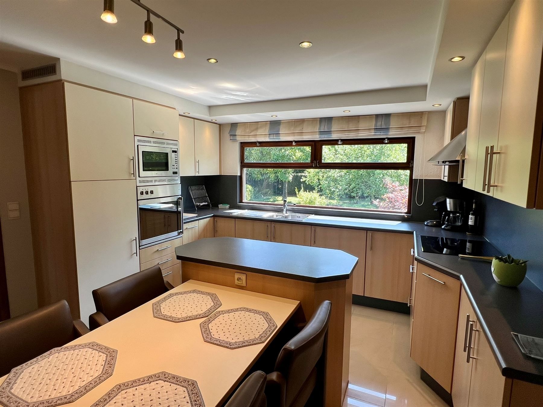 Karaktervolle en ruime villa met prachtige tuin foto 4